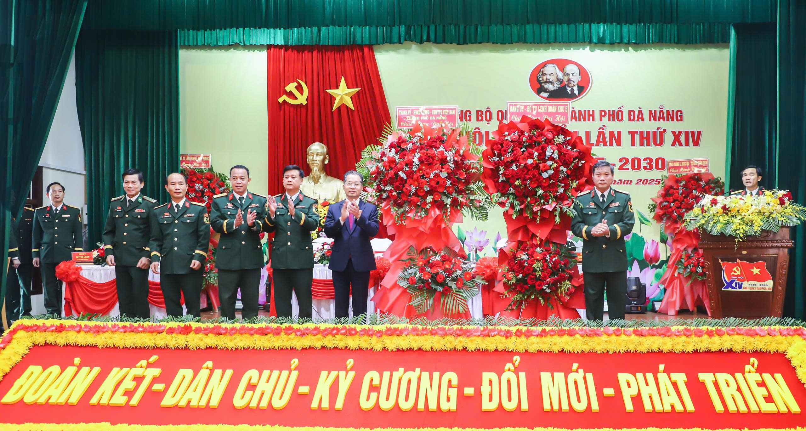 Lực lượng vũ trang Đà Nẵng vững bước trong kỷ nguyên mới - Ảnh 3. Lực lượng vũ trang Đà Nẵng vững bước trong kỷ nguyên mới - Ảnh 3.