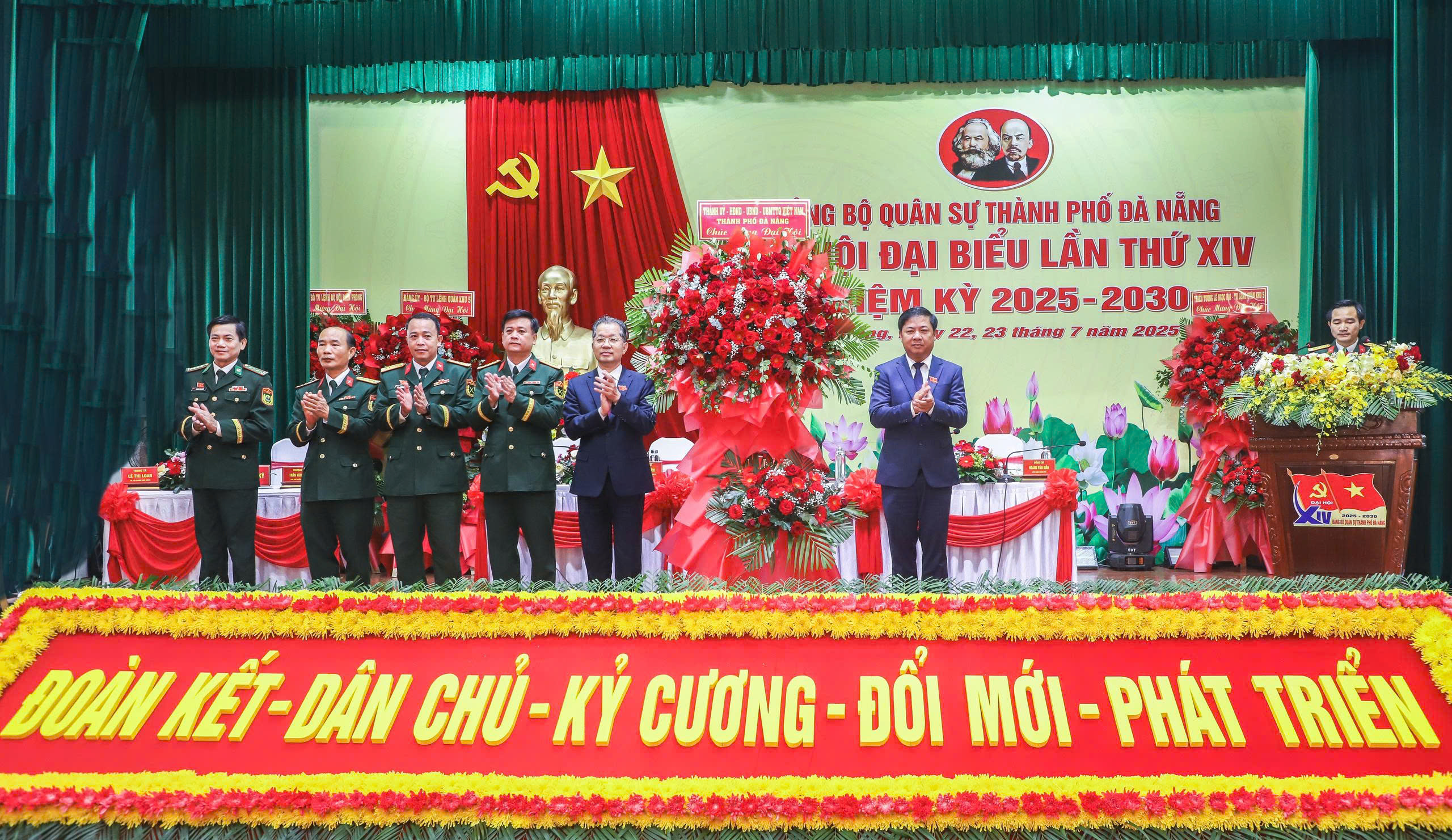 Lực lượng vũ trang Đà Nẵng vững bước trong kỷ nguyên mới - Ảnh 4. Lực lượng vũ trang Đà Nẵng vững bước trong kỷ nguyên mới - Ảnh 4.