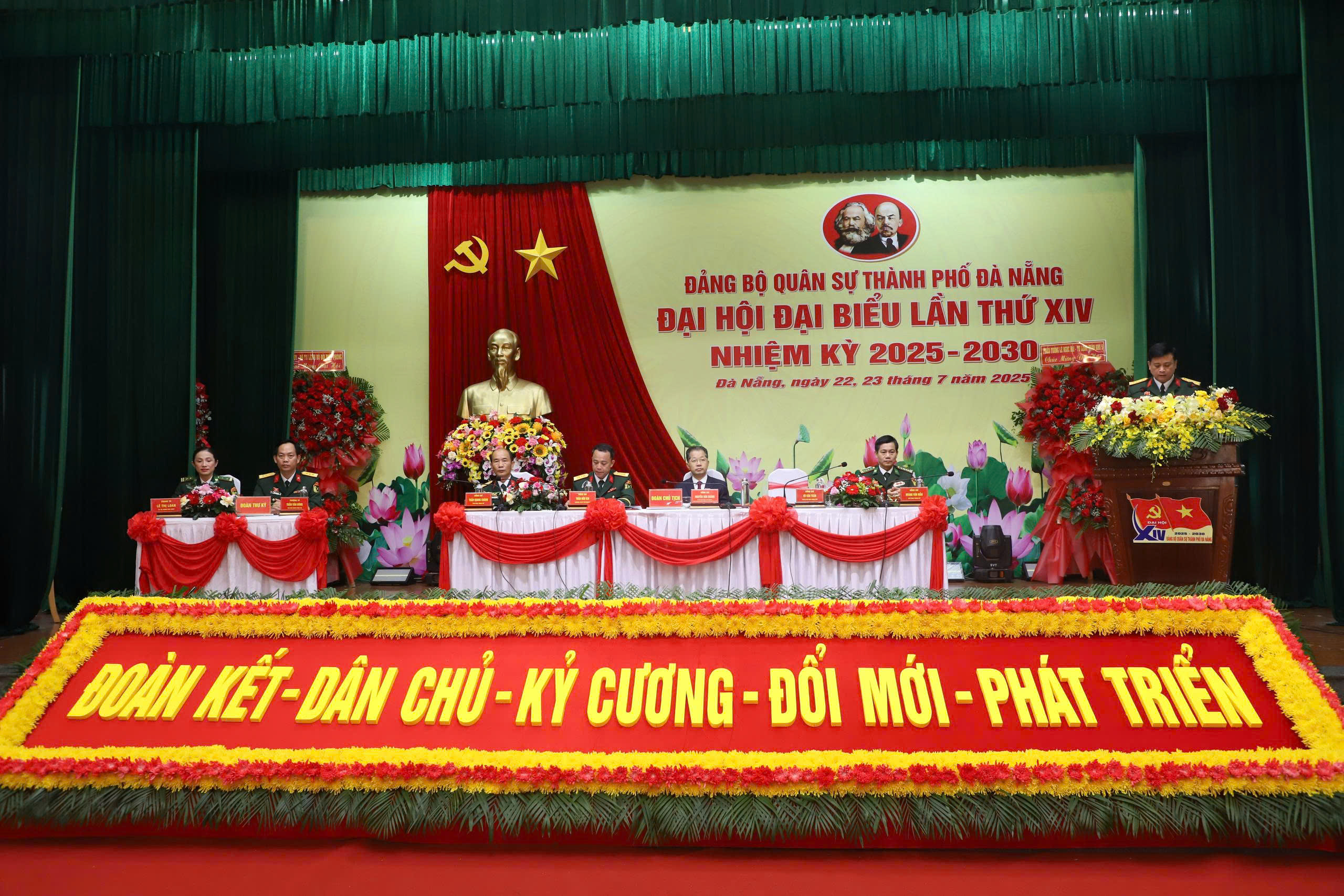 Lực lượng vũ trang Đà Nẵng vững bước trong kỷ nguyên mới - Ảnh 2. Lực lượng vũ trang Đà Nẵng vững bước trong kỷ nguyên mới - Ảnh 2.