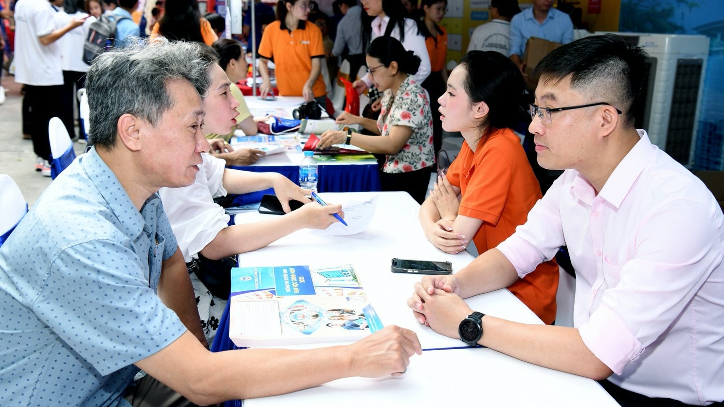 ĐH Kinh tế quốc dân lý giải vì sao không giảm điểm chuẩn D01, A01 - Ảnh 1.