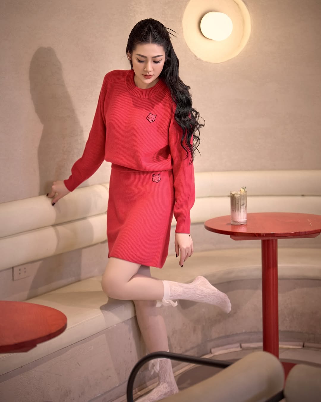 Phong cách trẻ trung với áo cardigan, giày bệt của Á hậu Tú Anh ở tuổi 32 - Ảnh 3.