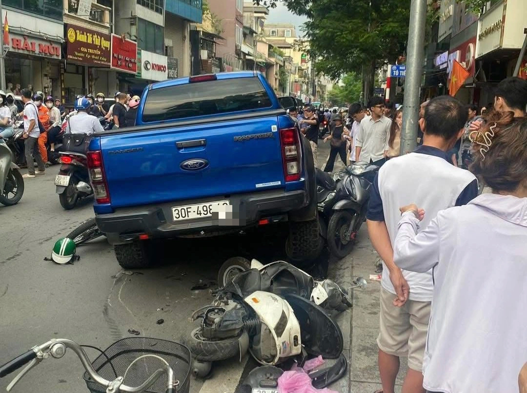 Ô tô bán tải tông hàng loạt xe máy, nhân dân cùng CSGT nâng xe cứu người - Ảnh 1.