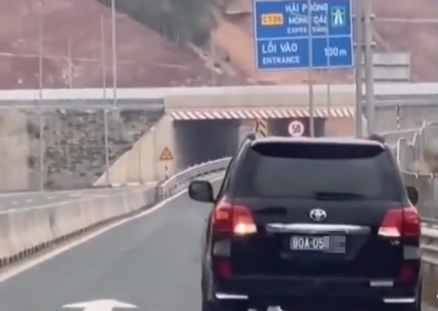 Không phải xe biển xanh nào cũng là xe ưu tiên, vi phạm vẫn phạt như thường- Ảnh 1. Không phải xe biển xanh nào cũng là xe ưu tiên, vi phạm vẫn phạt như thường- Ảnh 1.