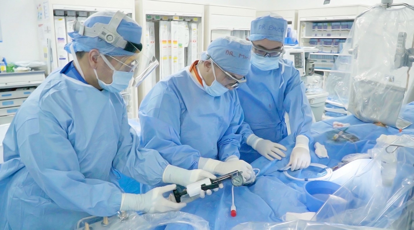 Cứu sống hai ca bệnh mạch vành nhờ công nghệ phá vôi lòng mạch sóng siêu âm - Ảnh 1.