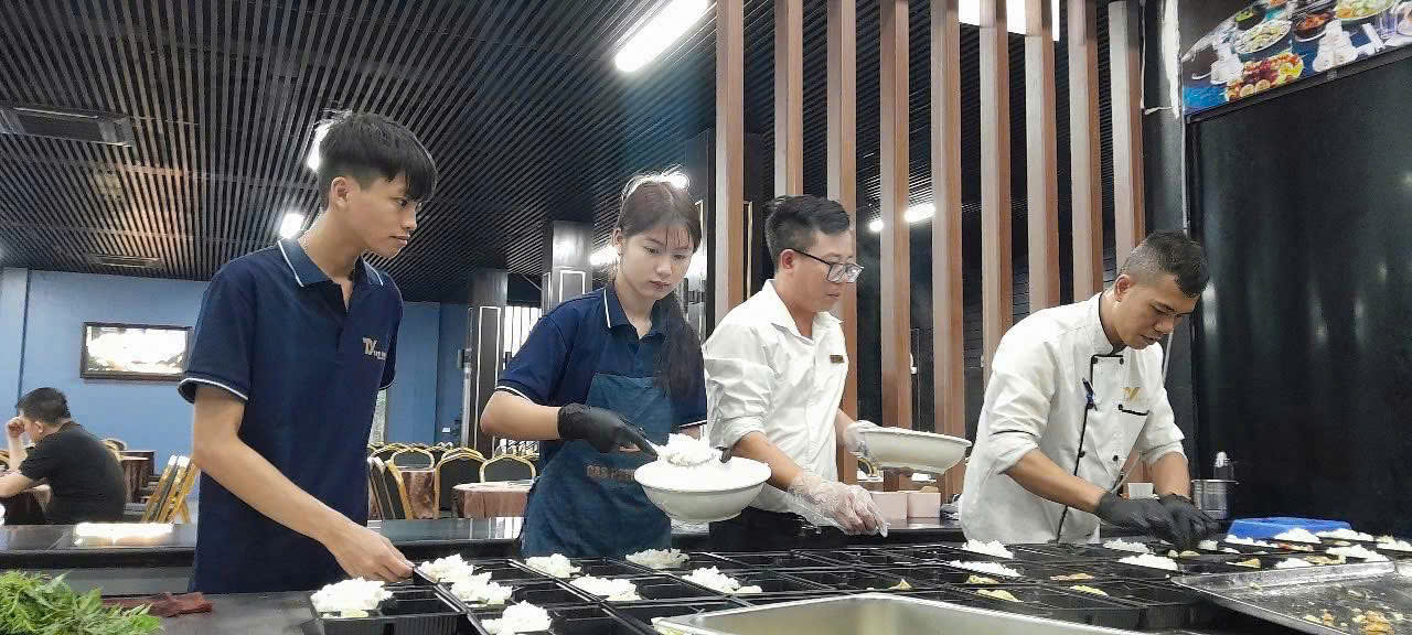 Giới trẻ Quảng Ninh hỗ trợ thân nhân nạn nhân vụ lật tàu Hạ Long - Ảnh 2.