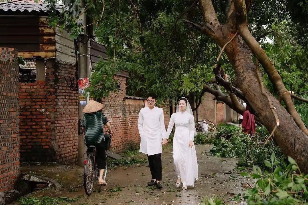 Bộ ảnh cưới độc đáo bên gốc cây ngã đổ sau bão gây sốt giới trẻ - Ảnh 3.