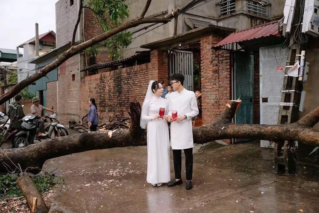 Bộ ảnh cưới độc đáo bên gốc cây ngã đổ sau bão gây sốt giới trẻ - Ảnh 4.