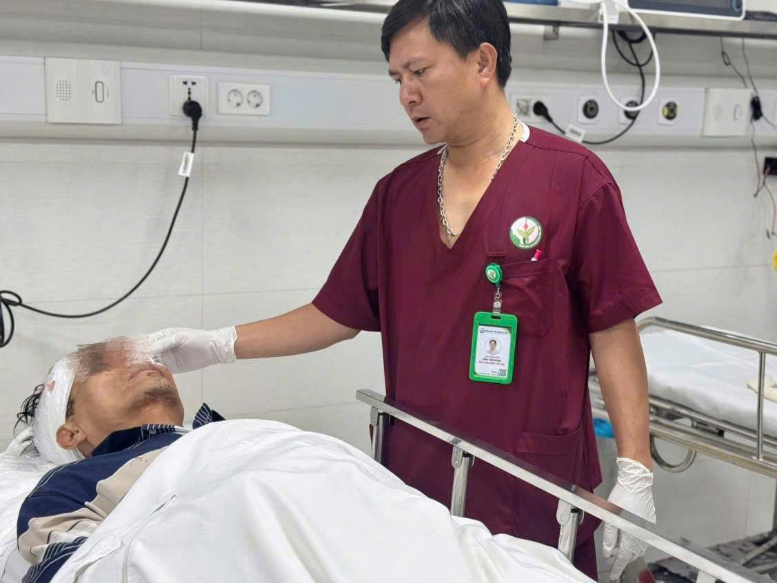 Xe bán tải gây tai nạn liên hoàn: Đang đi bộ thì xe ô tô lao tới - Ảnh 1.