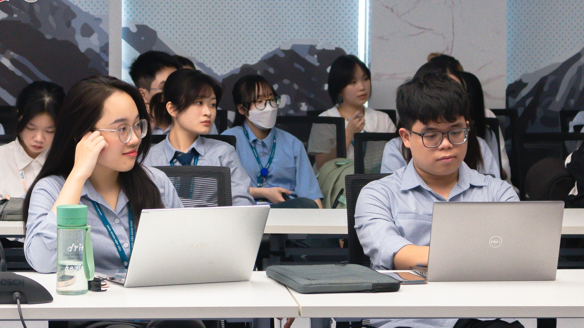 Thêm một trường đại học thông báo mức chênh điểm chuẩn D01 với C00 - Ảnh 1.