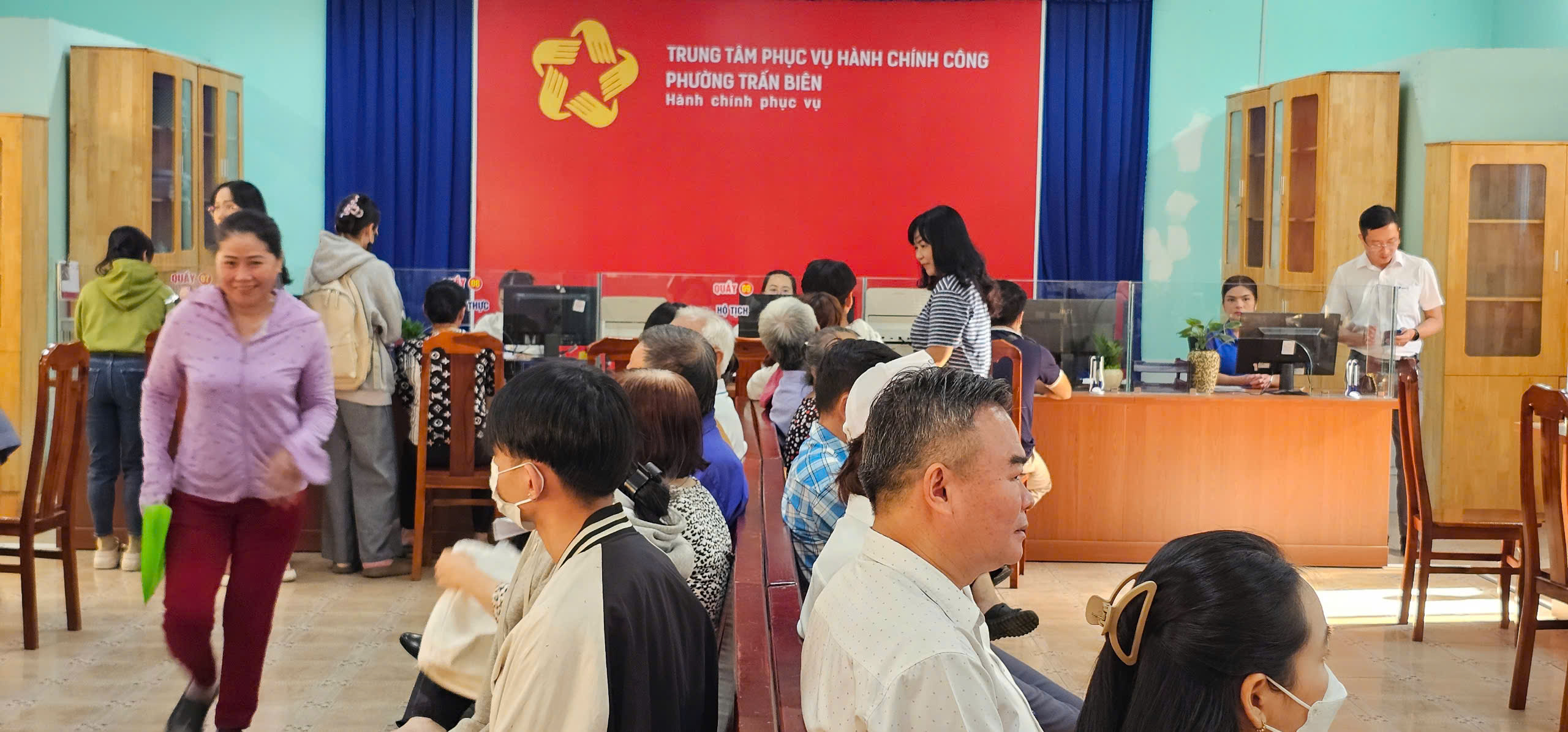 Đồng Nai: Rà soát tình trạng 'cò làm giấy tờ' tại trung tâm hành chính công- Ảnh 1. Đồng Nai: Rà soát tình trạng 'cò làm giấy tờ' tại trung tâm hành chính công- Ảnh 1.