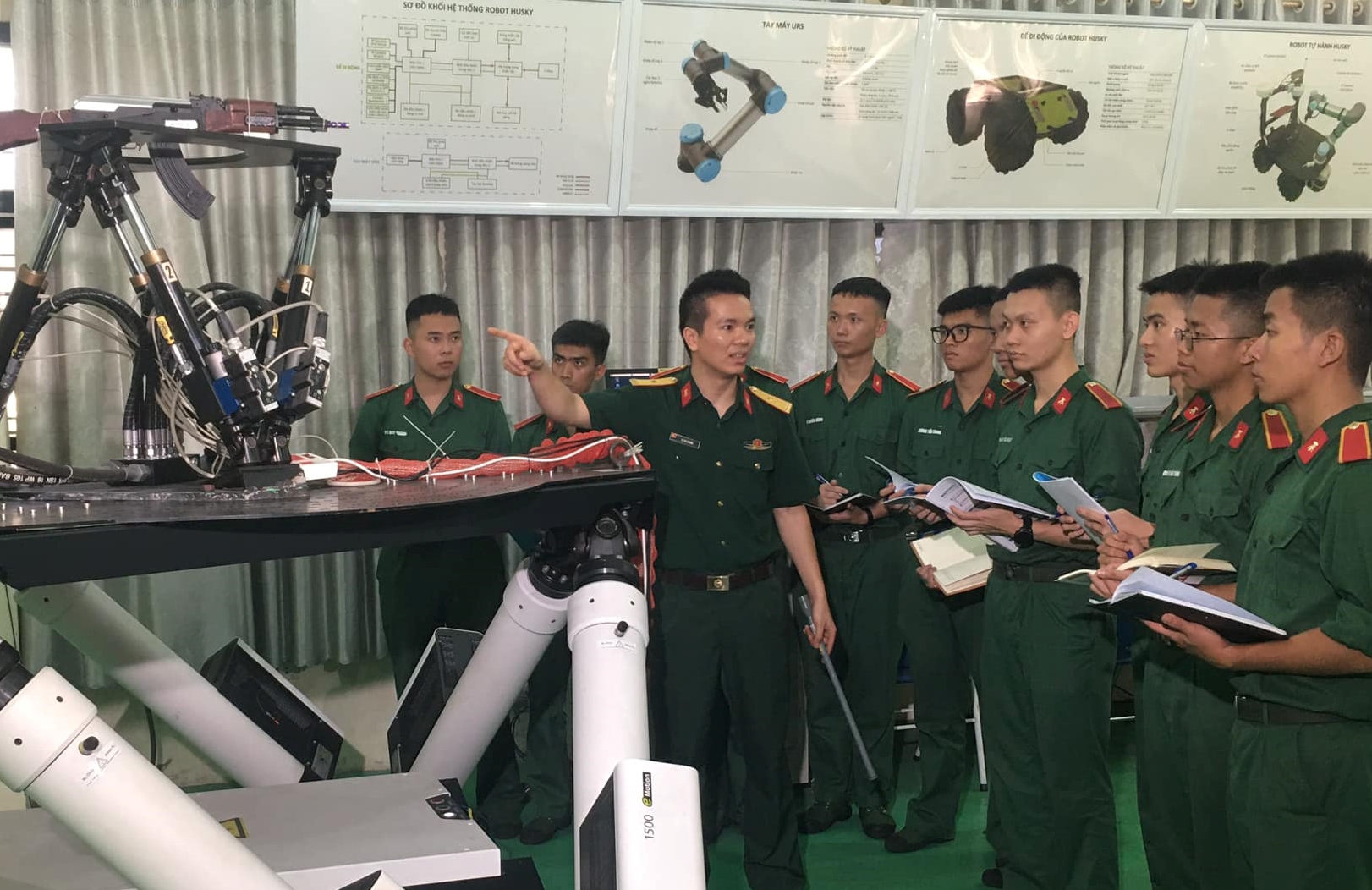 Một trường quân đội đặt điểm chuẩn C00 và A00 chênh đến 3,5 điểm - Ảnh 1.