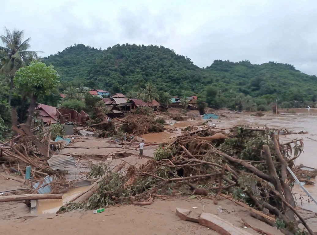 Phóng viên Thanh Niên theo máy bay trực thăng quân sự ứng cứu vùng lũ Nghệ An  - Ảnh 3.