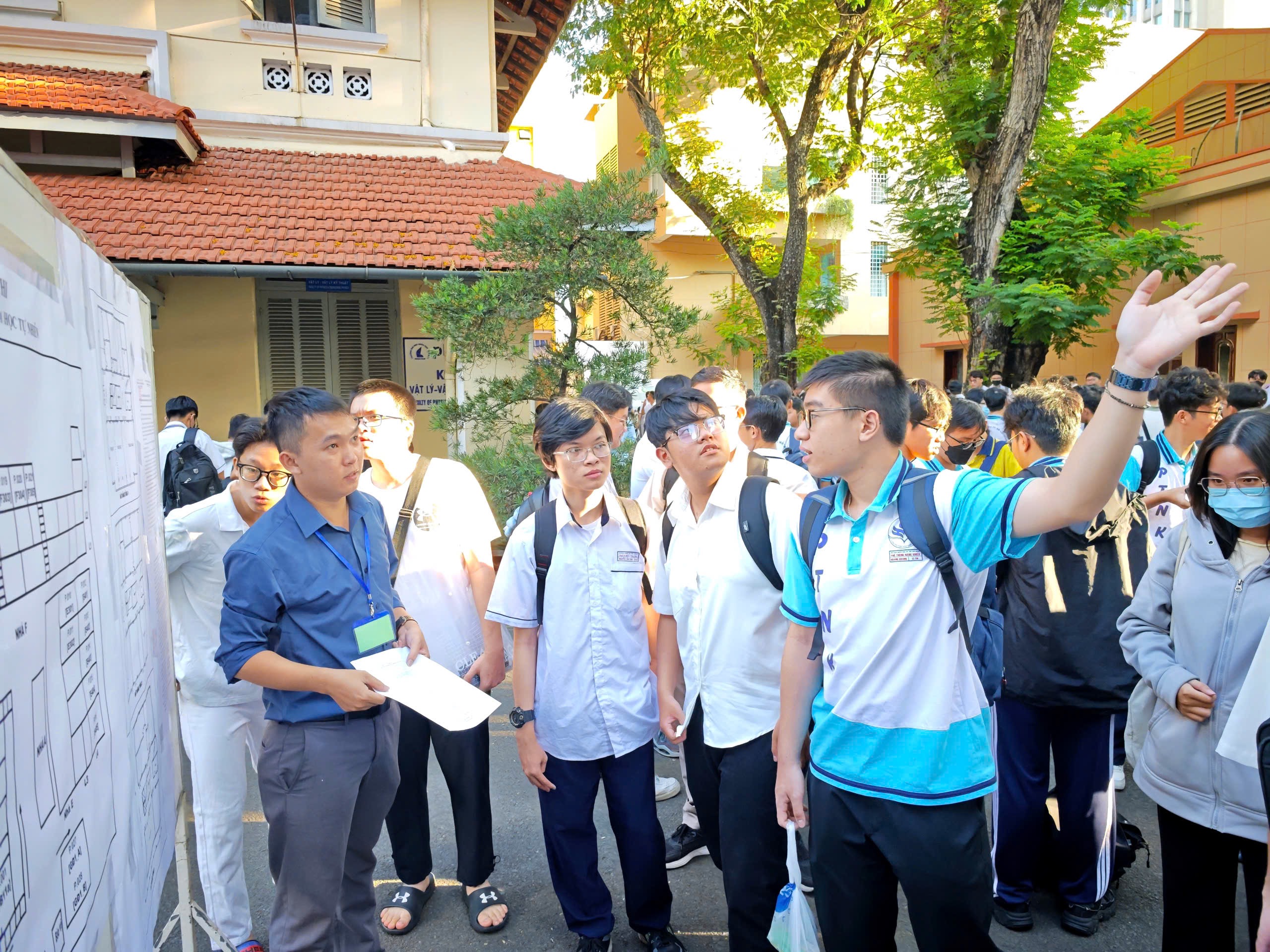 Trường ĐH Khoa học tự nhiên TP.HCM điều chỉnh giảm điểm sàn nhiều ngành - Ảnh 1.