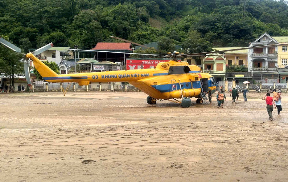 Trực thăng Mi-171 vào Nghệ An cứu trợ - Ảnh 2.