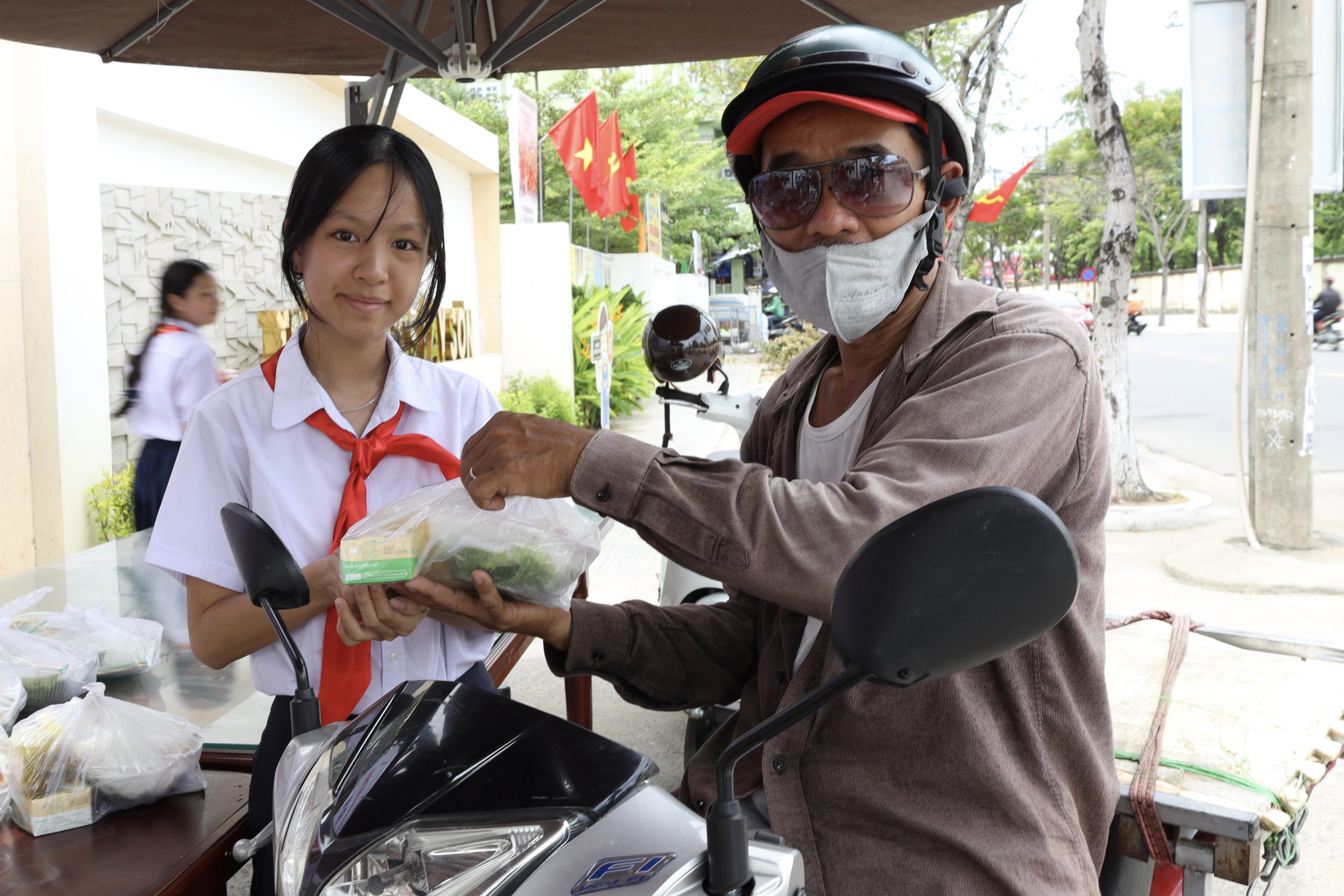 Quán ăn 0 đồng mùa hè: Học sinh nấu hàng trăm suất mì tặng người lao động - Ảnh 5.
