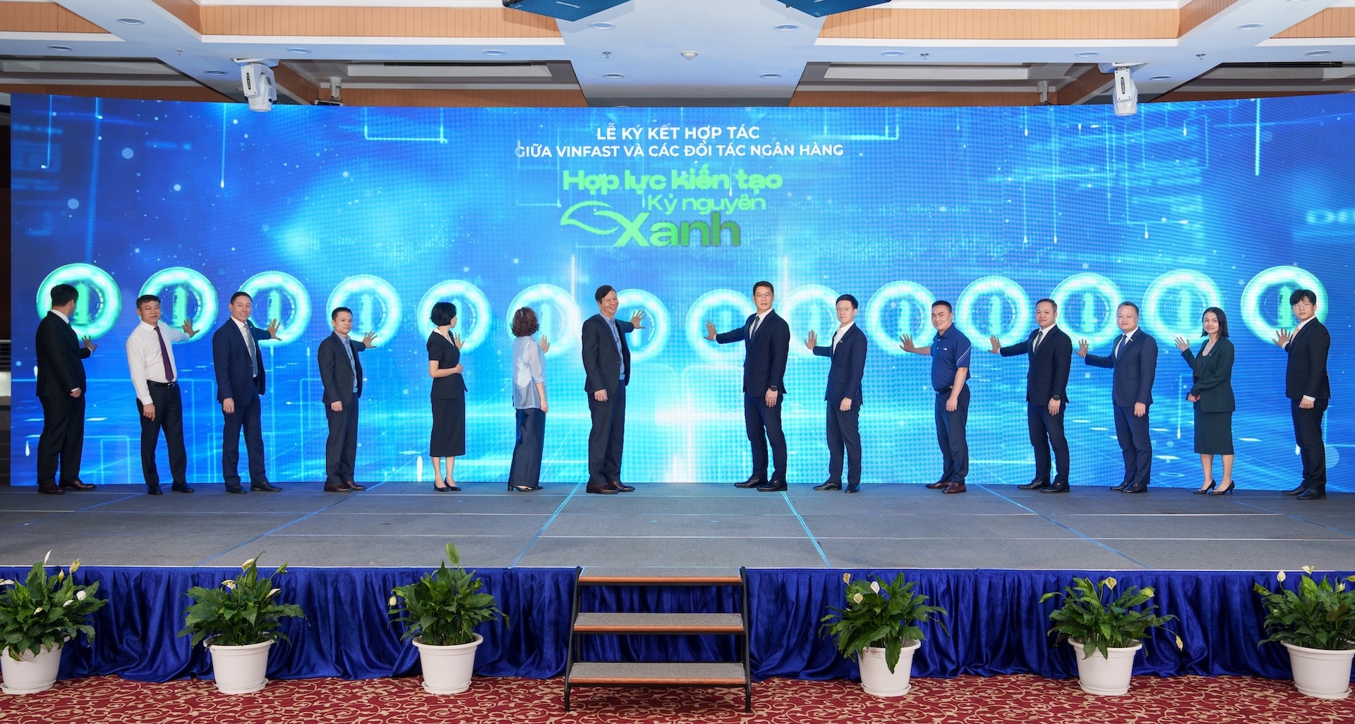 Liên minh ngân hàng 'tung' gói vay chưa từng có để người dân thủ đô đổi xe điện- Ảnh 1. Liên minh ngân hàng 'tung' gói vay chưa từng có để người dân thủ đô đổi xe điện- Ảnh 1.