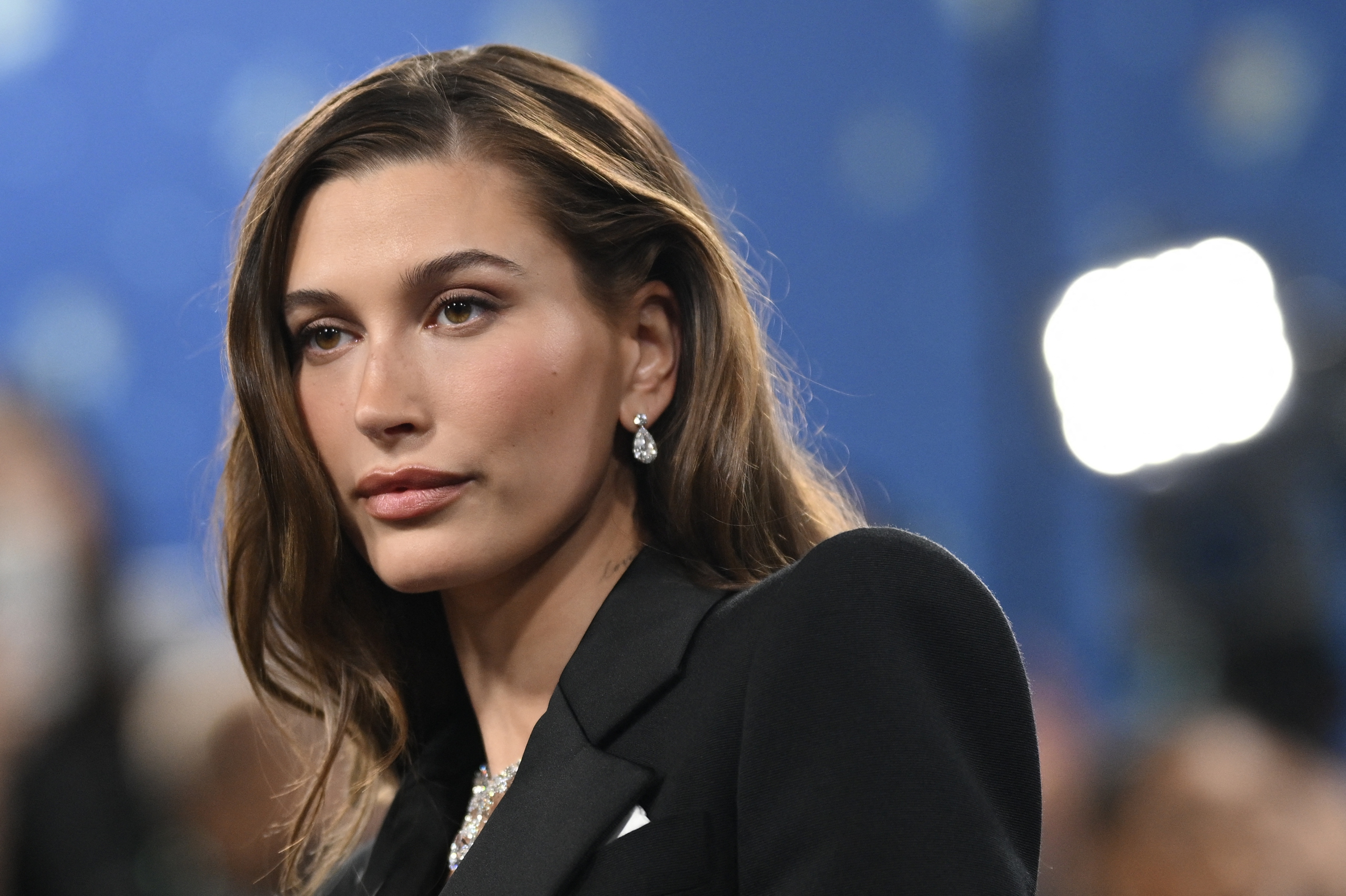 Hailey Bieber tiết lộ cuộc hôn nhân với Justin Bieber là 'điên rồ' - Ảnh 1.
