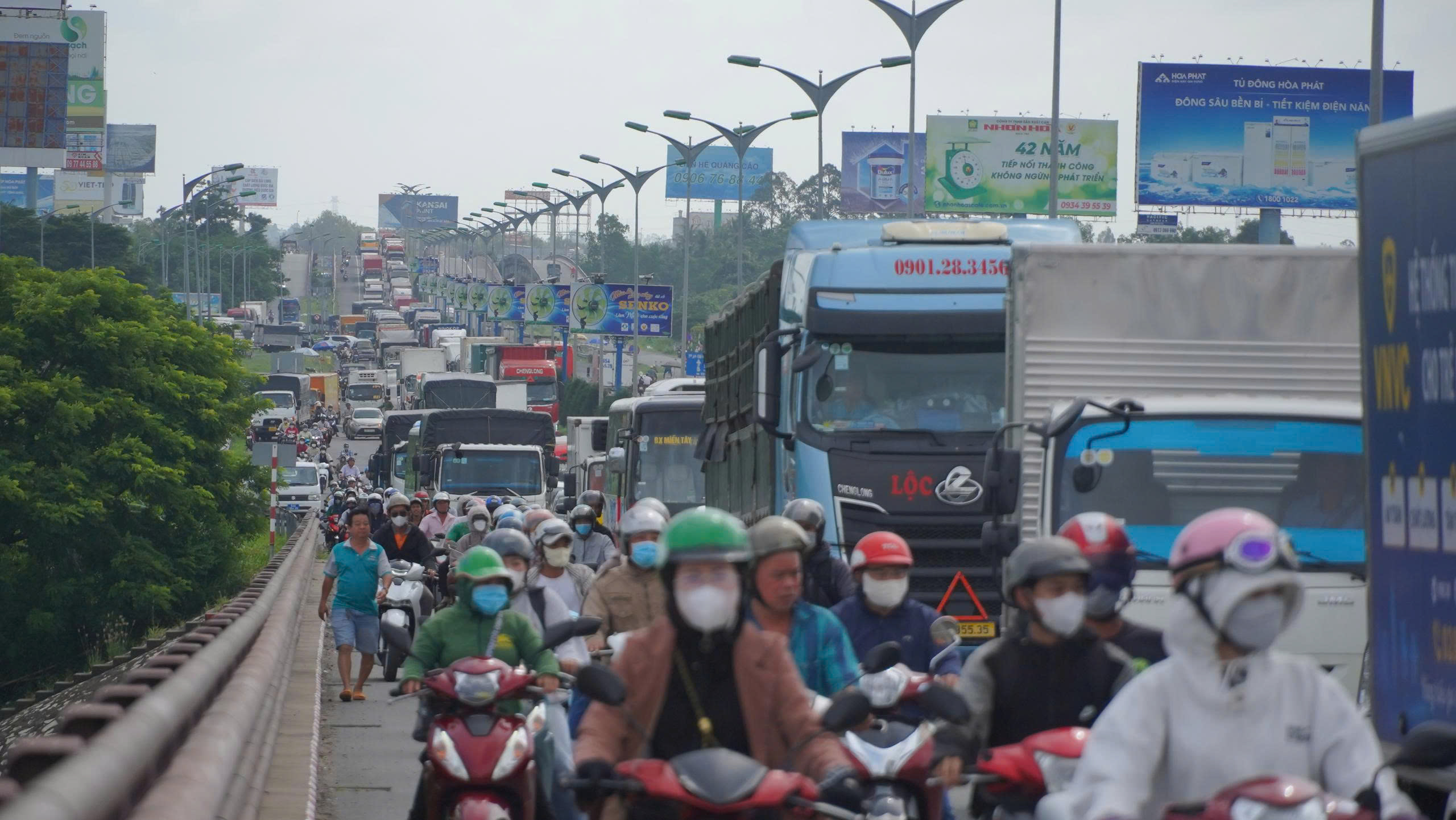 Tai nạn ở dốc cầu Cần Thơ, tài xế xe tải tử vong - Ảnh 4.