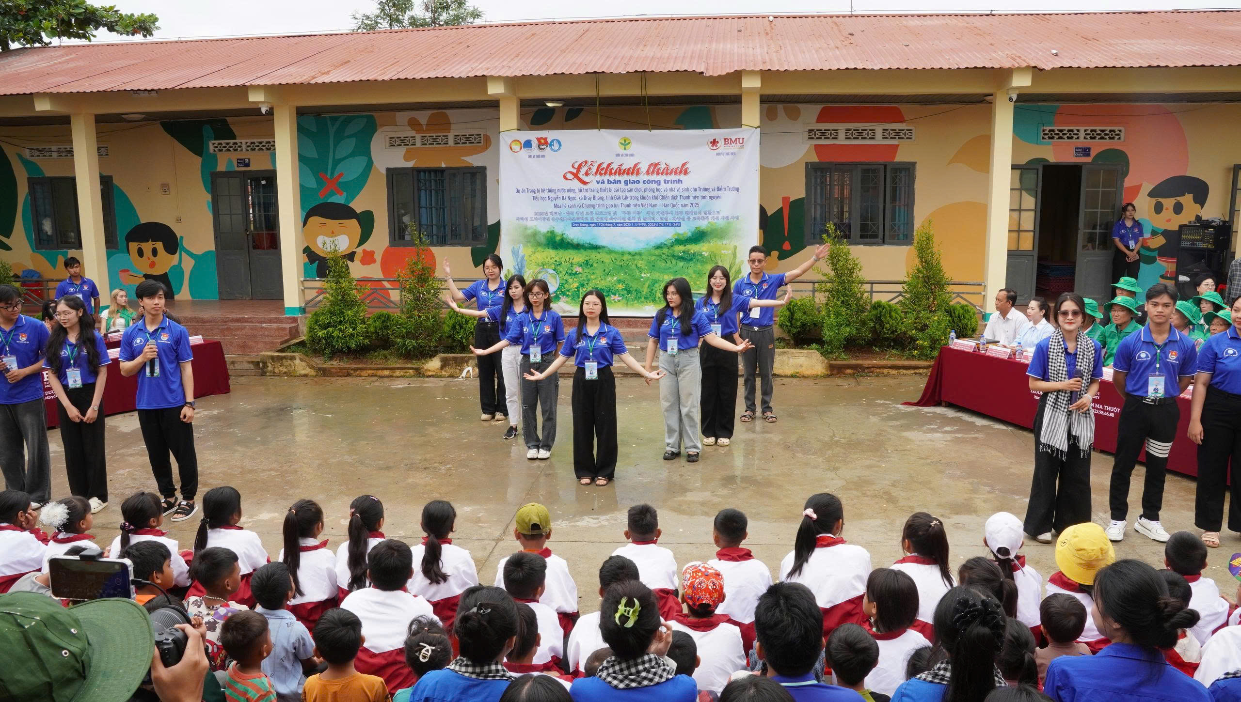 សាកលវិទ្យាល័យវេជ្ជសាស្ត្រ និងឱសថសាស្រ្ត Buon Ma Thuot ជួសជុលសាលាបឋមសិក្សាសម្រាប់សិស្ស - រូបថត ១. Trường ĐH Y Dược Buôn Ma Thuột cải tạo trường tiểu học cho học sinh- Ảnh 1.