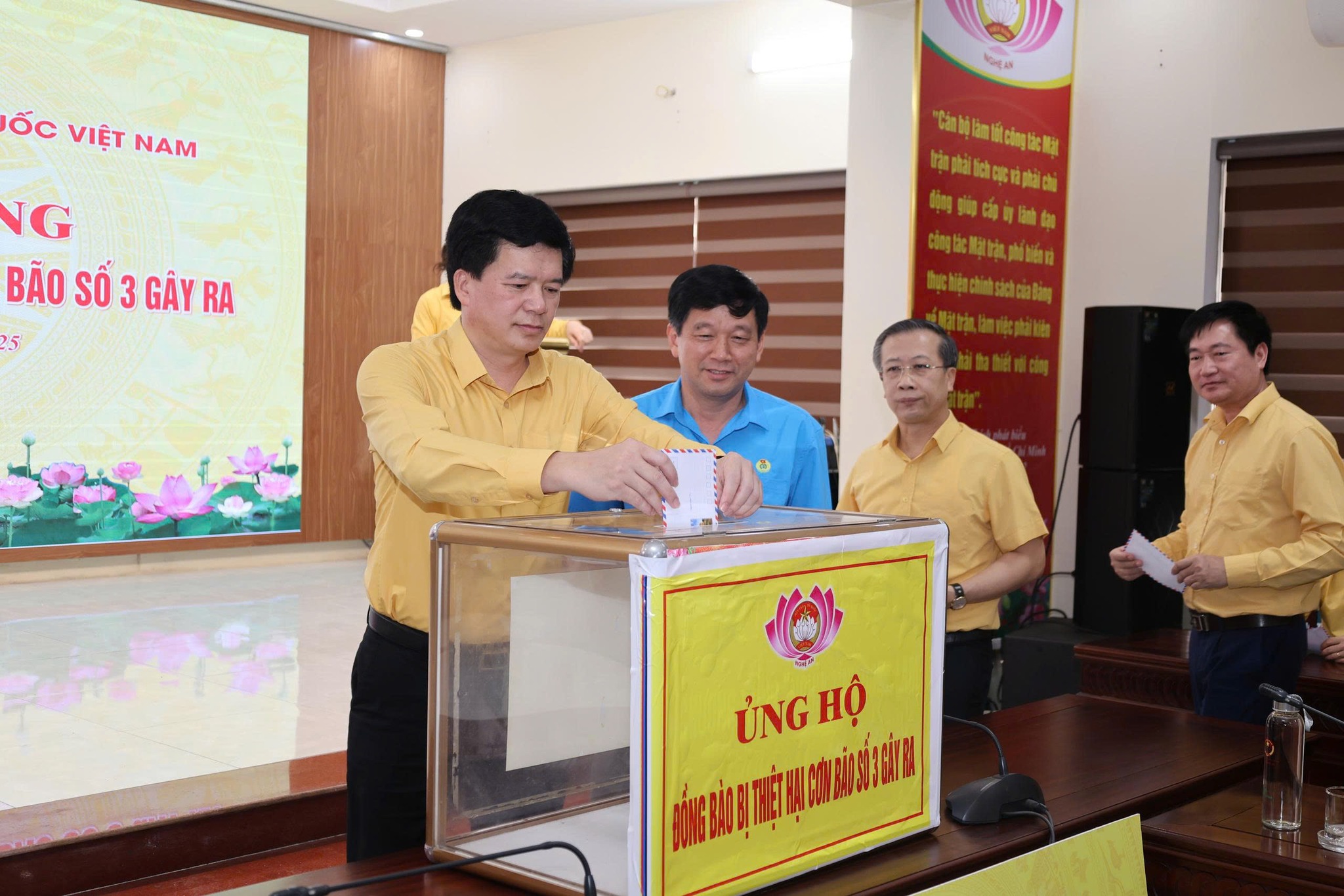 8,5 tỉ đồng ủng hộ Nghệ An khắc phục hậu quả của lũ dữ- Ảnh 1.