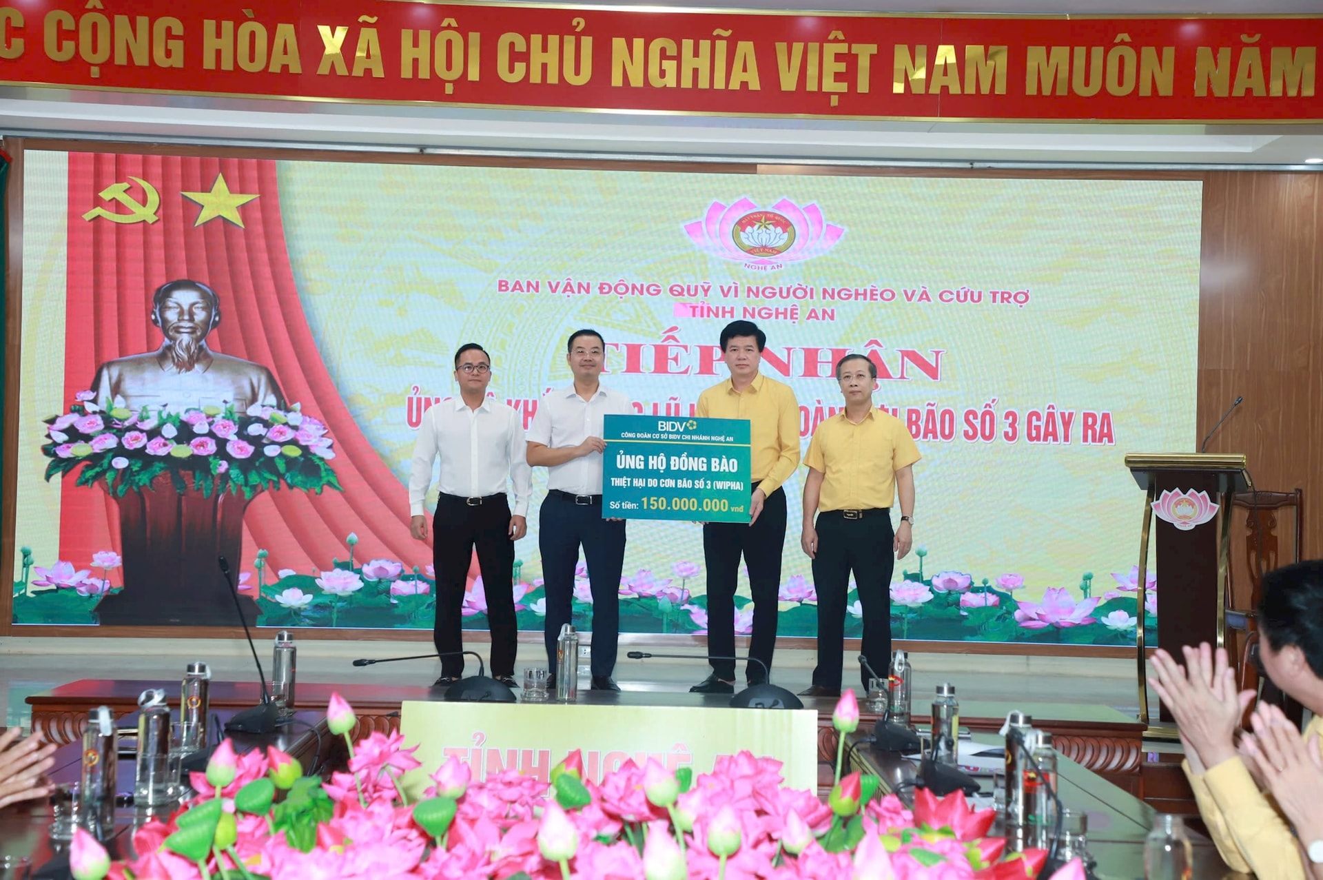 8,5 tỉ đồng ủng hộ Nghệ An khắc phục hậu quả của lũ dữ- Ảnh 2.