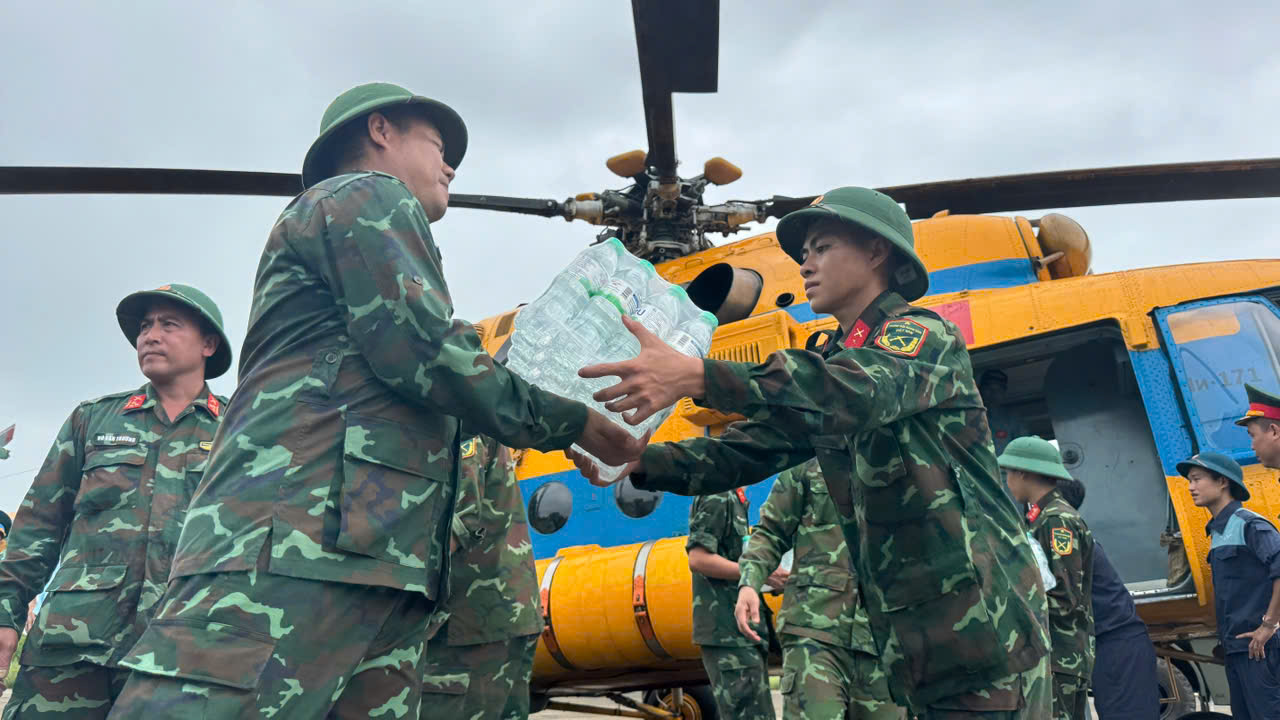 Phóng viên Thanh Niên theo máy bay trực thăng quân sự ứng cứu vùng lũ Nghệ An  - Ảnh 4.