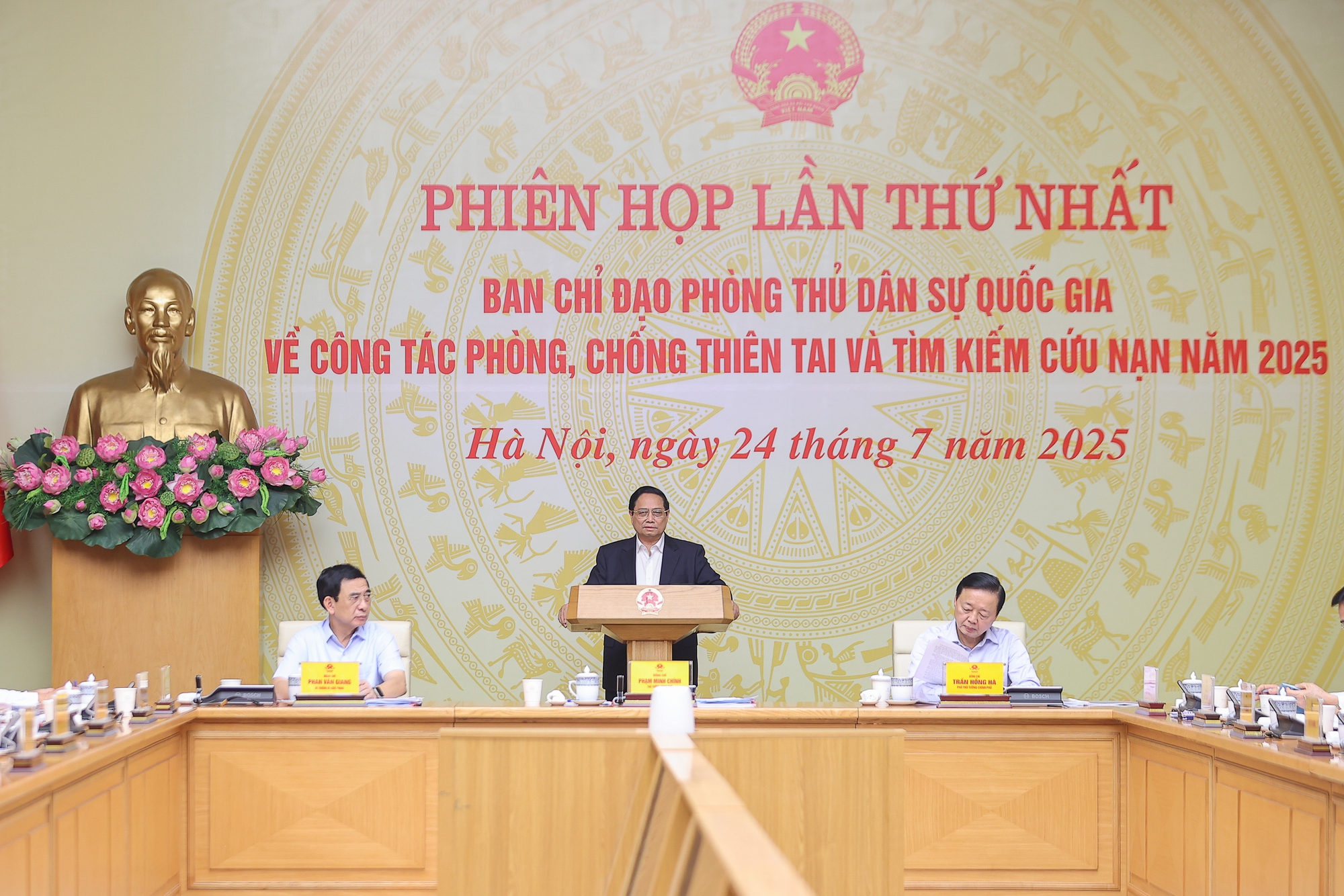 Thủ tướng: Không để 'thiên tai dân bị chia cắt mà lãnh đạo nói không lên được' - Ảnh 1.