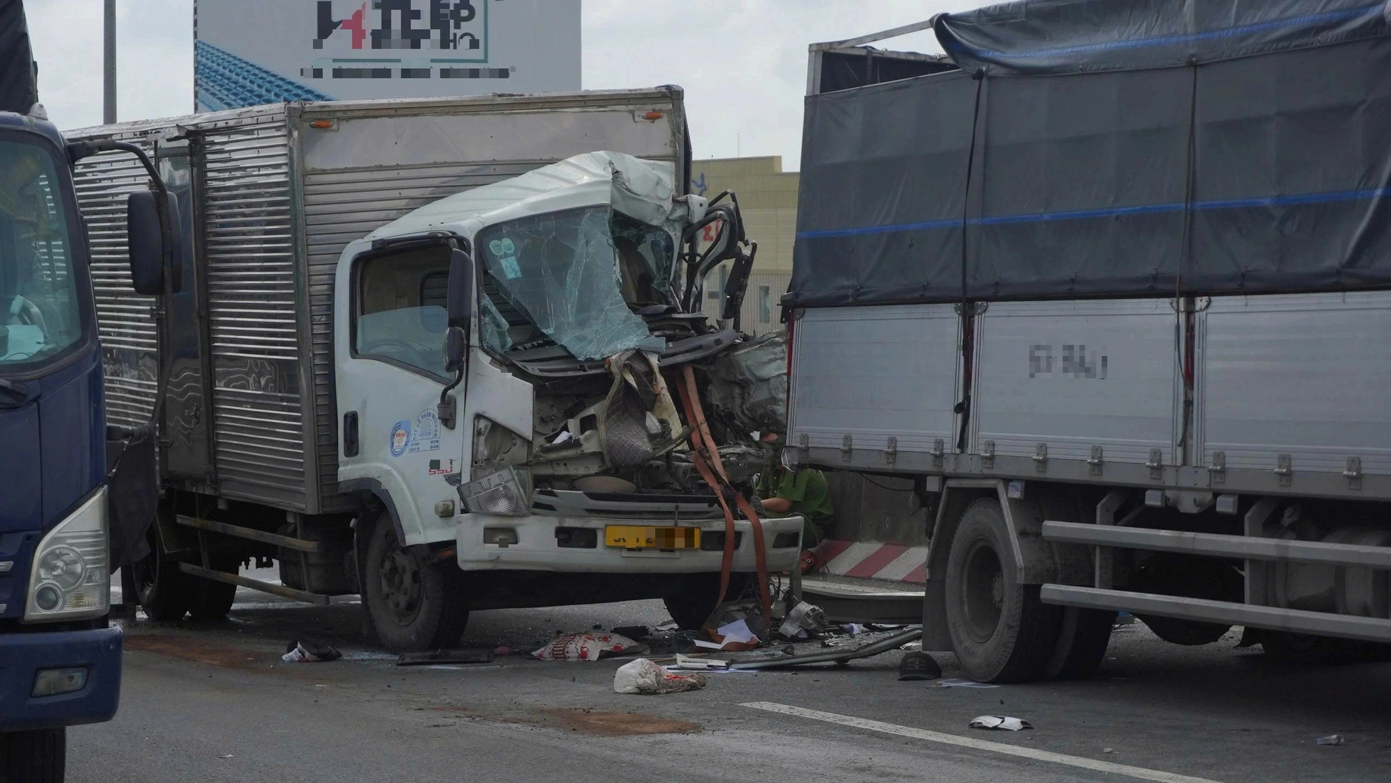 Tai nạn ở dốc cầu Cần Thơ, tài xế xe tải tử vong - Ảnh 1.