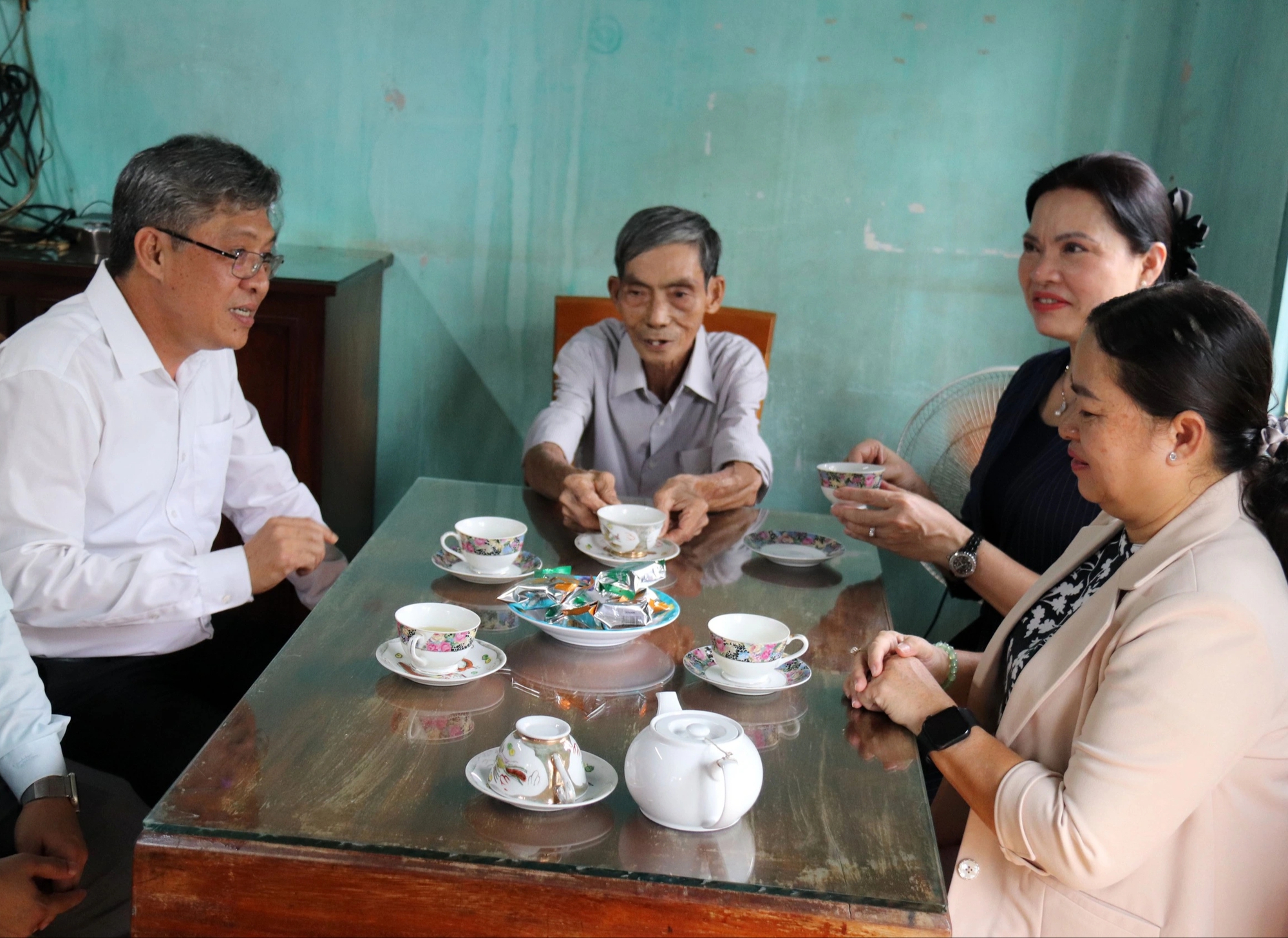 Phó chủ tịch Ủy ban T.Ư MTTQVN Hà Thị Nga thăm mẹ VNAH ở Lâm Đồng- Ảnh 4.