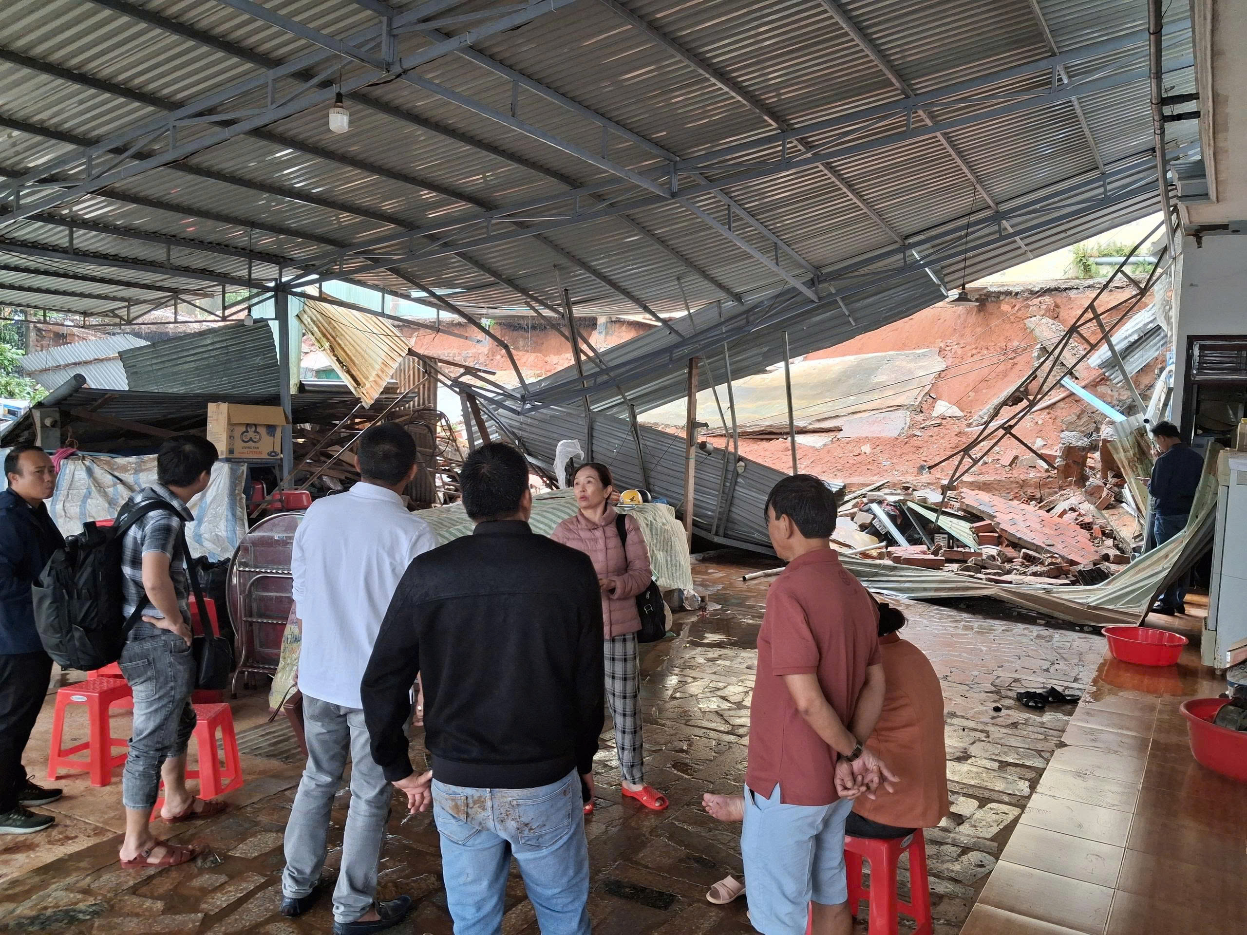 Tường rào Bến xe Đức Long Gia Lai đổ sập gây thiệt hại lớn cho nhà dân - Ảnh 1.