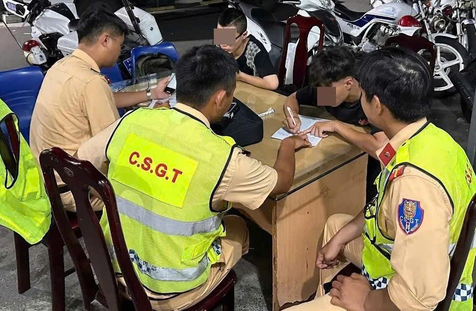 Hai thanh niên mang hung khí bị CSGT Đà Nẵng truy bắt trong đêm - Ảnh 2.