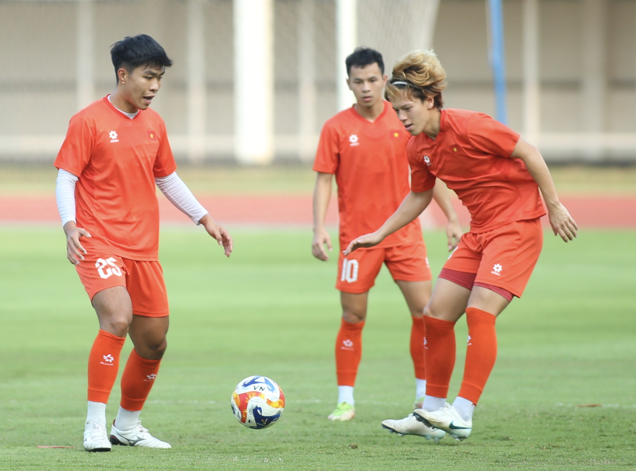 Trenér Kim řekl, že možnost, že by Ly Duc hrál v semifinále, je stále otevřená, jaká je pravda? - Foto 4. HLV Kim nói khả năng Lý Đức đá bán kết còn bỏ ngỏ, sự thật thế nào?- Ảnh 4.