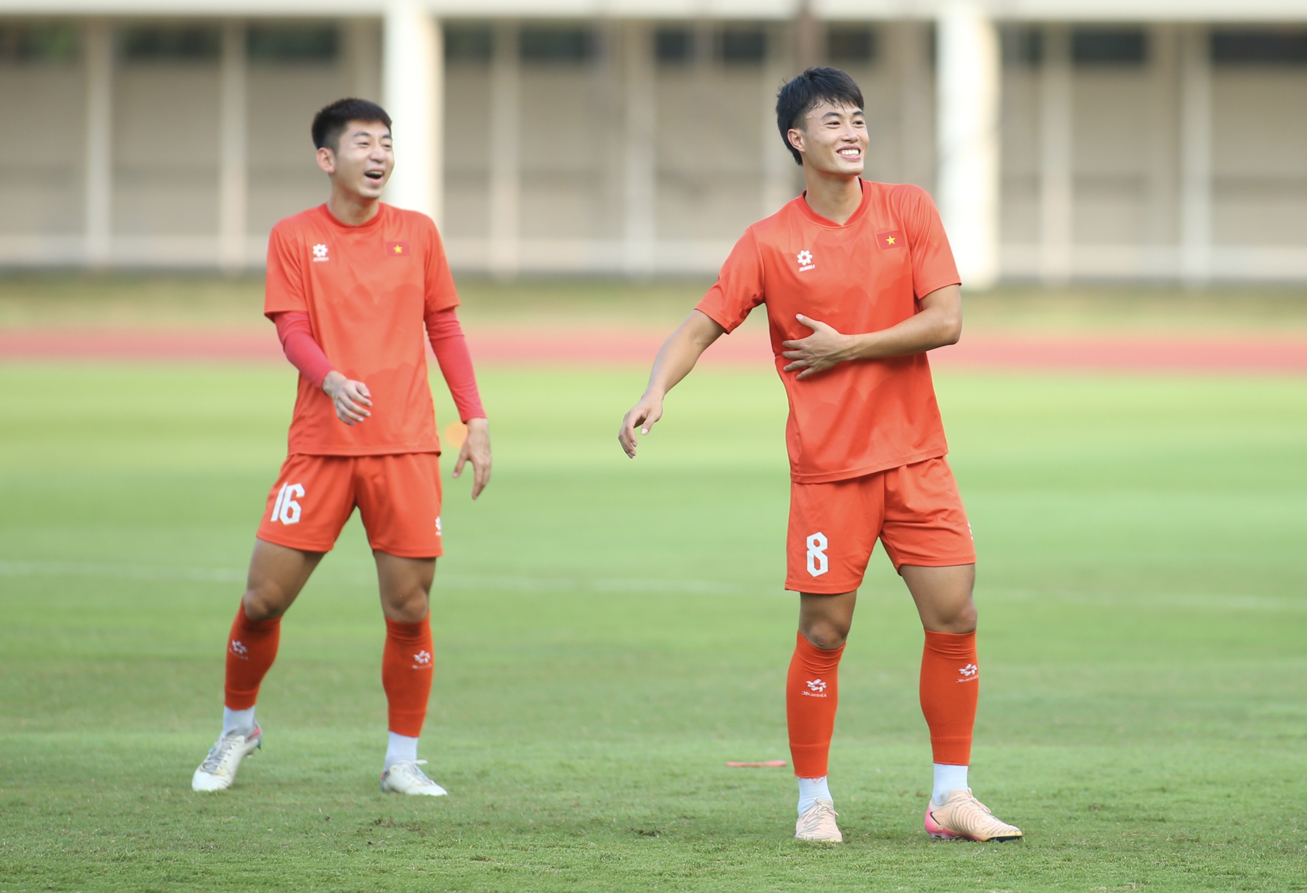 Trenér Kim řekl, že možnost, že by Ly Duc hrál v semifinále, je stále otevřená, jaká je pravda? - Foto 7. HLV Kim nói khả năng Lý Đức đá bán kết còn bỏ ngỏ, sự thật thế nào?- Ảnh 7.