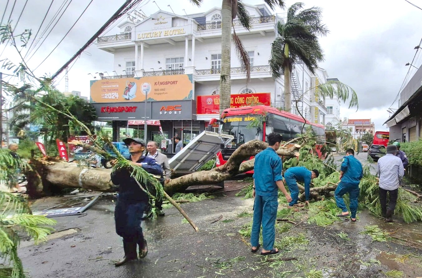 Lật xe chở sinh viên, cán bộ, chiến sĩ quân đội Lâm Đồng kịp thời cứu hộ - Ảnh 4. Lật xe chở sinh viên, cán bộ, chiến sĩ quân đội Lâm Đồng kịp thời cứu hộ - Ảnh 4.