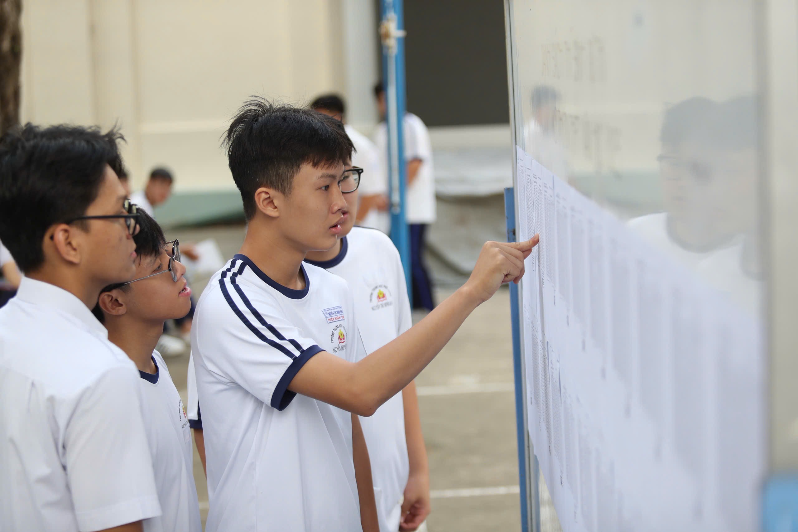 ĐH Luật TP.HCM quy đổi điểm học bạ cao hơn điểm thi tốt nghiệp tới 4,5 điểm - Ảnh 1.