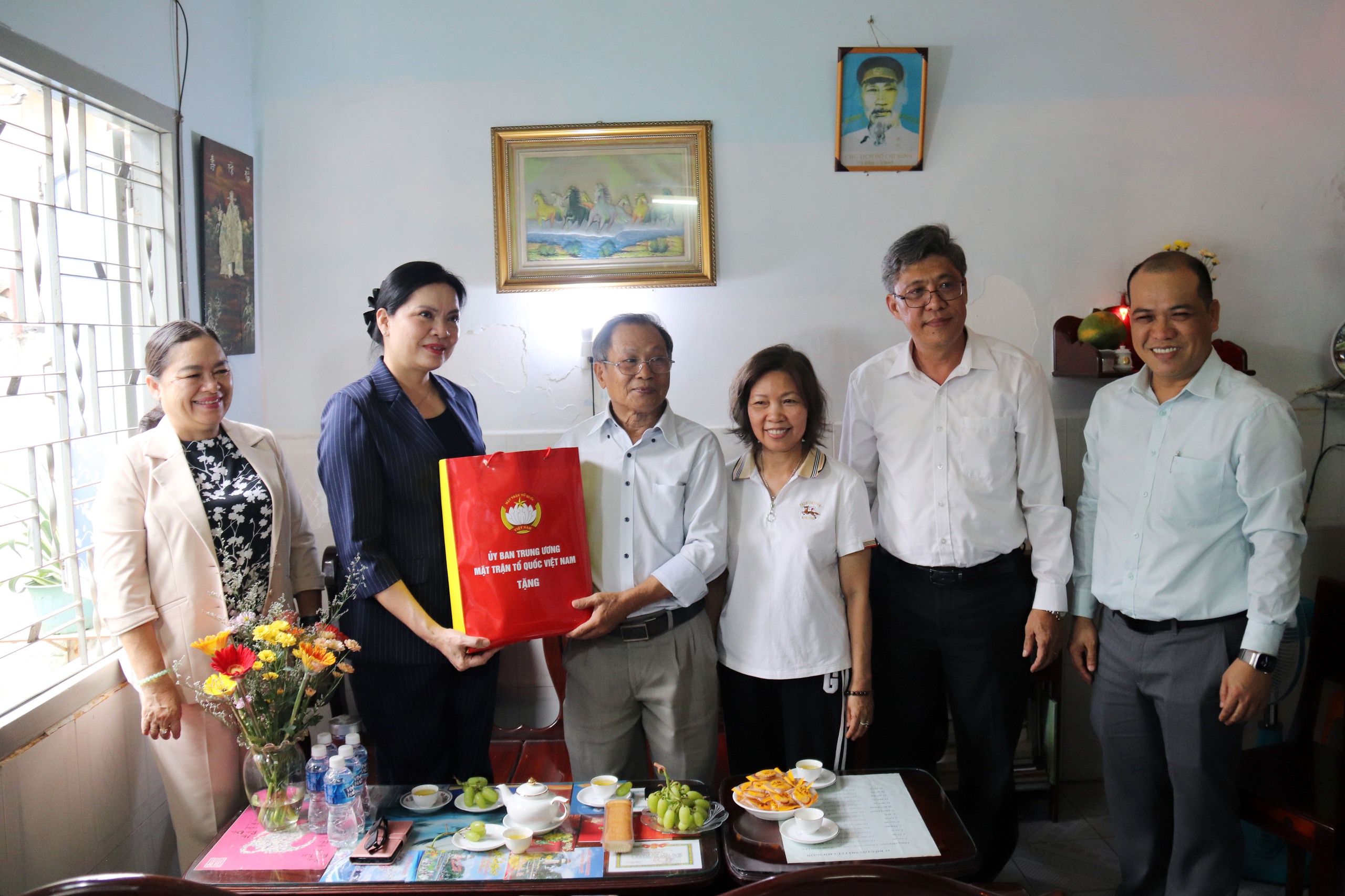 Phó chủ tịch Ủy ban T.Ư MTTQVN Hà Thị Nga thăm mẹ VNAH ở Lâm Đồng- Ảnh 3.