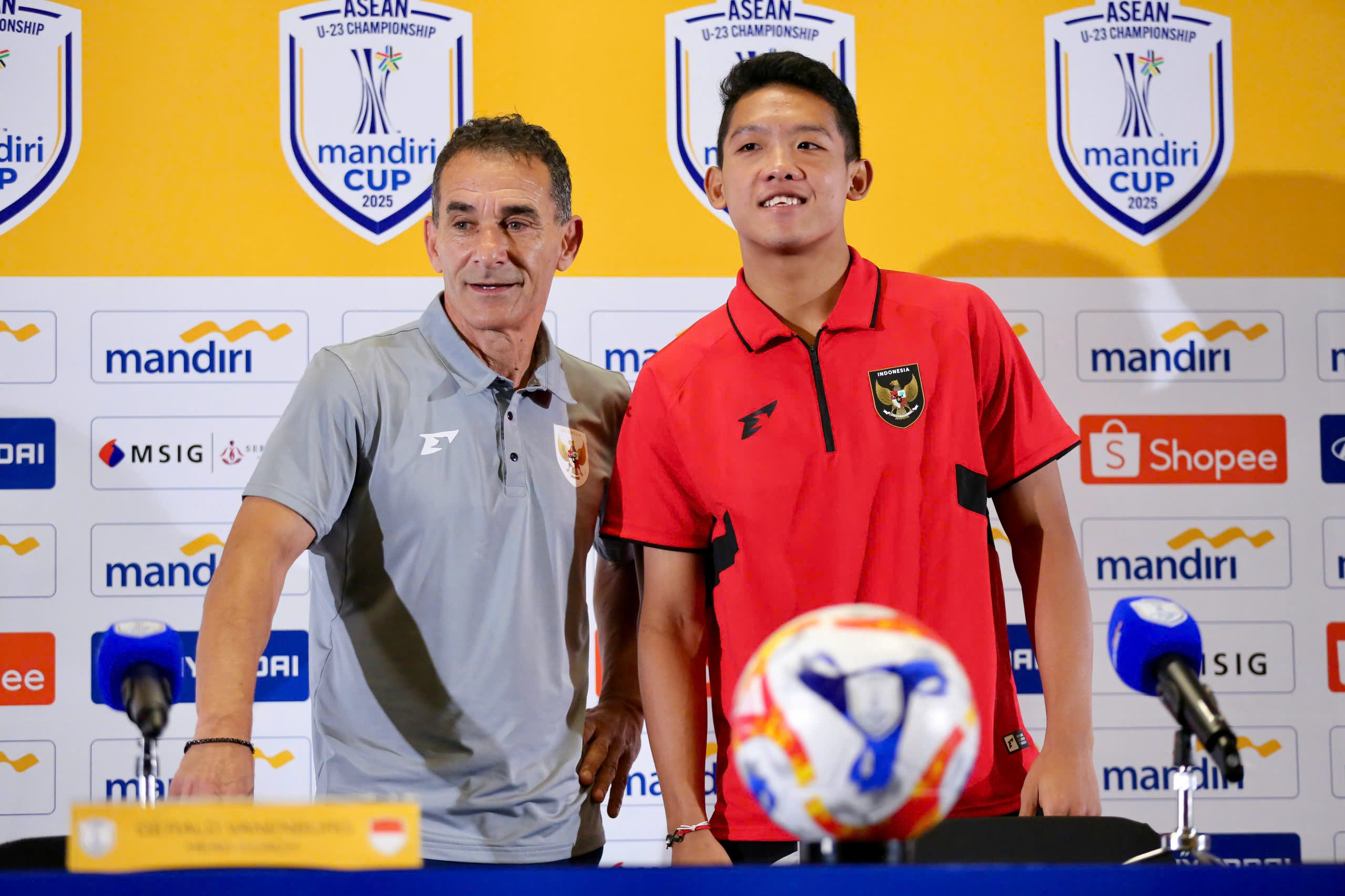គ្រូបង្វឹកម្ចាស់ផ្ទះឥណ្ឌូនេស៊ី ប្រកាសយ៉ាងម៉ឺងម៉ាត់៖ យើងនឹងយកឈ្នះ U.23 ថៃ ដោយមិនបាច់ហាត់ទាត់ប៉េណាល់ទី - រូបថត ១. HLV chủ nhà Indonesia tuyên bố đanh thép: Sẽ đánh bại U.23 Thái Lan, không cần luyện đá luân lưu- Ảnh 1.