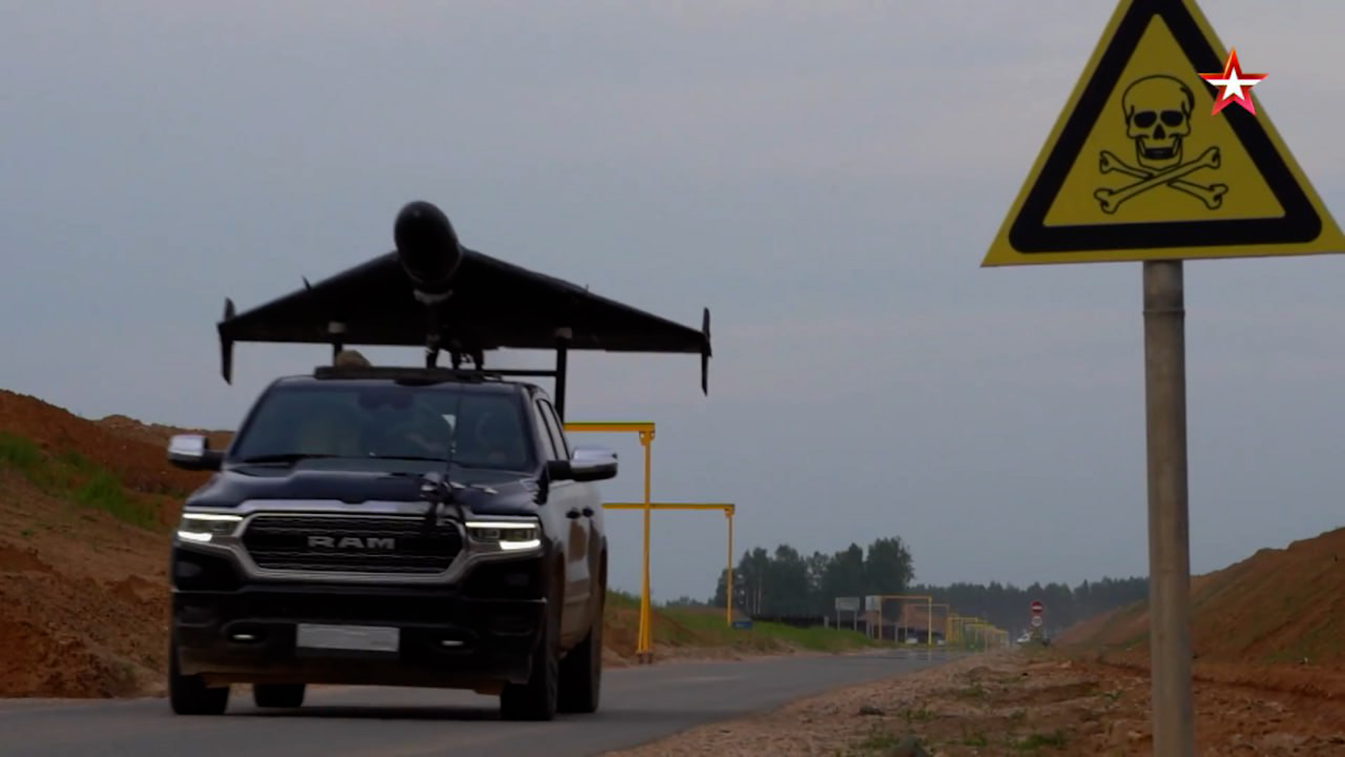Nga khoe nhà máy Shahed khổng lồ, xe tải Mỹ dùng để phóng UAV vào Ukraine - Ảnh 1.
