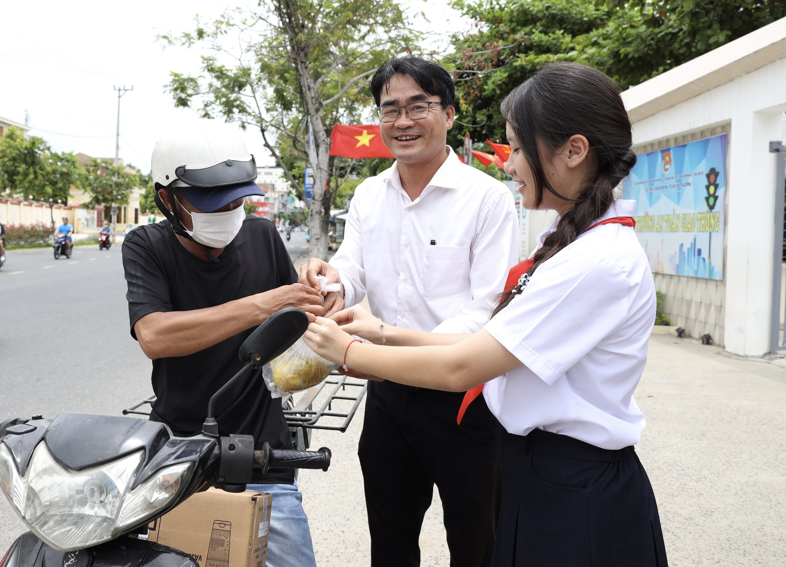 Quán ăn 0 đồng mùa hè: Học sinh nấu hàng trăm suất mì tặng người lao động - Ảnh 6.