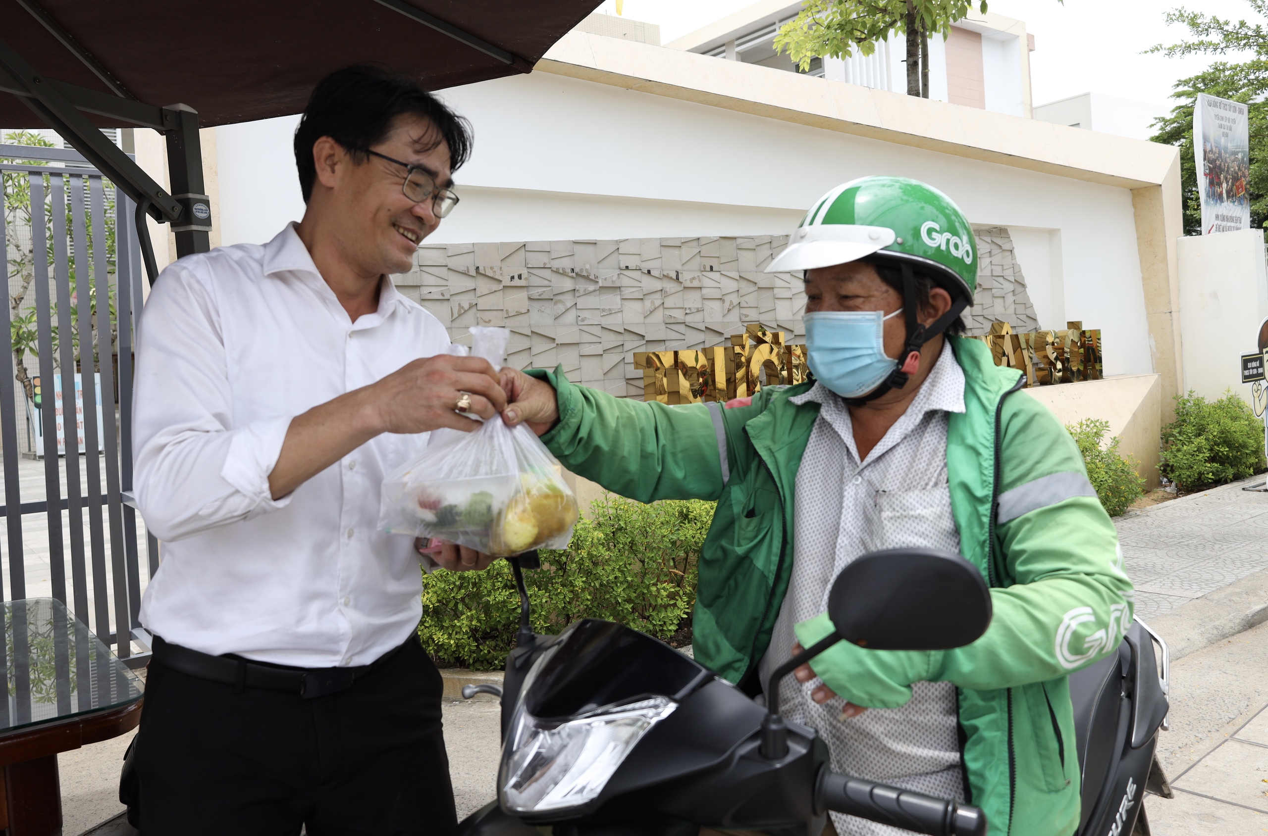 Quán ăn 0 đồng mùa hè: Học sinh nấu hàng trăm suất mì tặng người lao động - Ảnh 9.