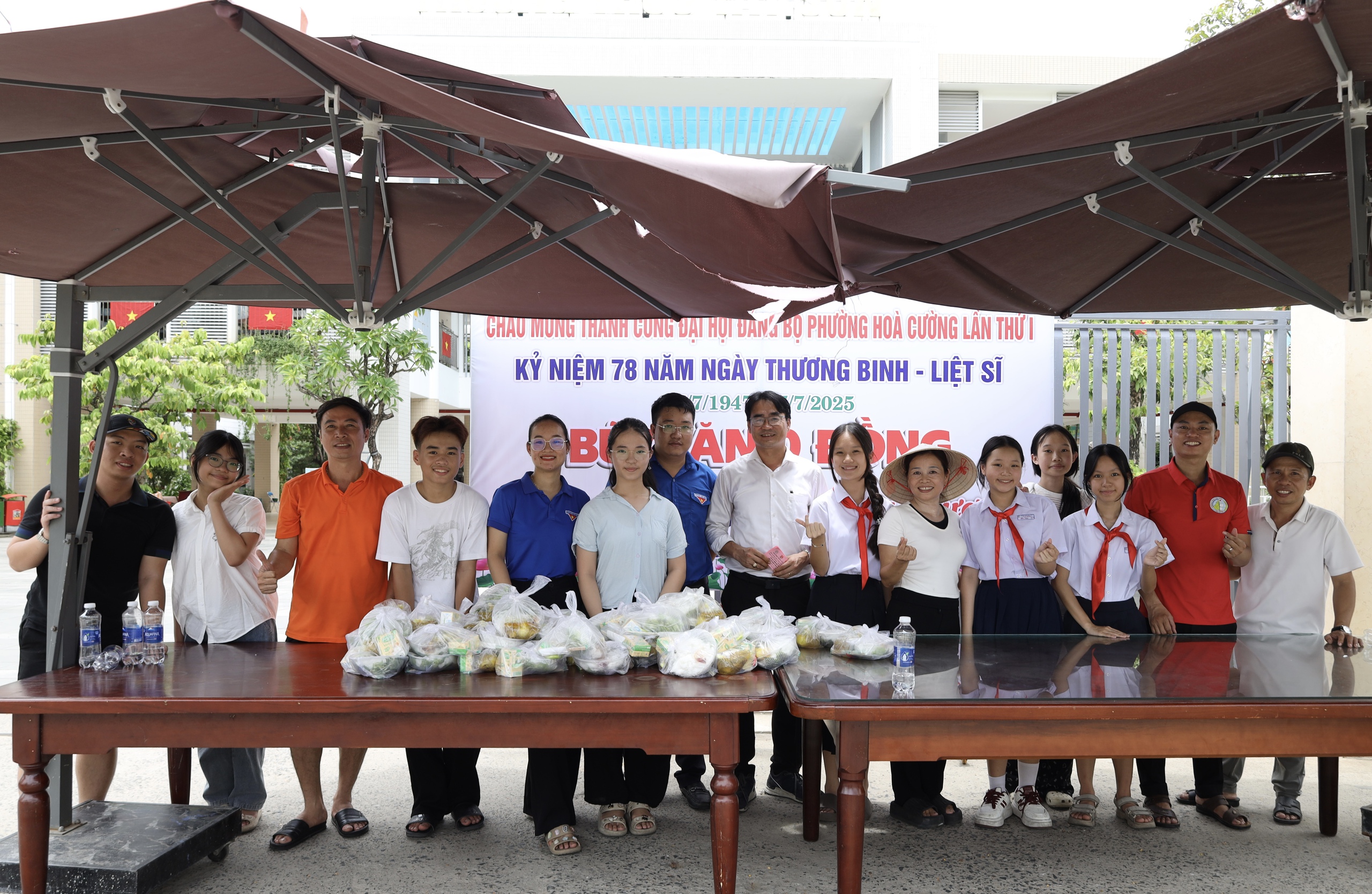 Quán ăn 0 đồng mùa hè: Học sinh nấu hàng trăm suất mì tặng người lao động - Ảnh 8.