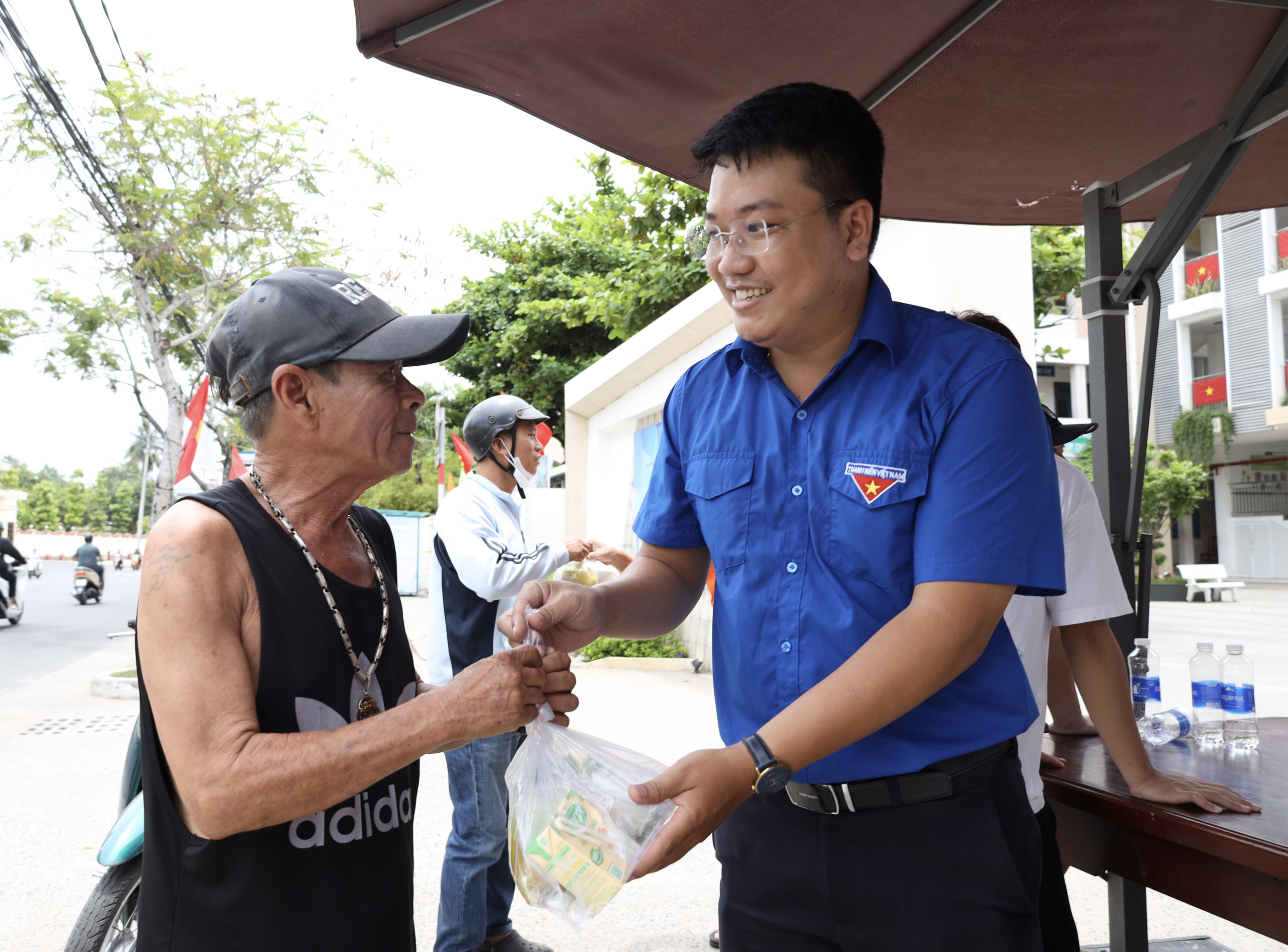 Quán ăn 0 đồng mùa hè: Học sinh nấu hàng trăm suất mì tặng người lao động - Ảnh 4.