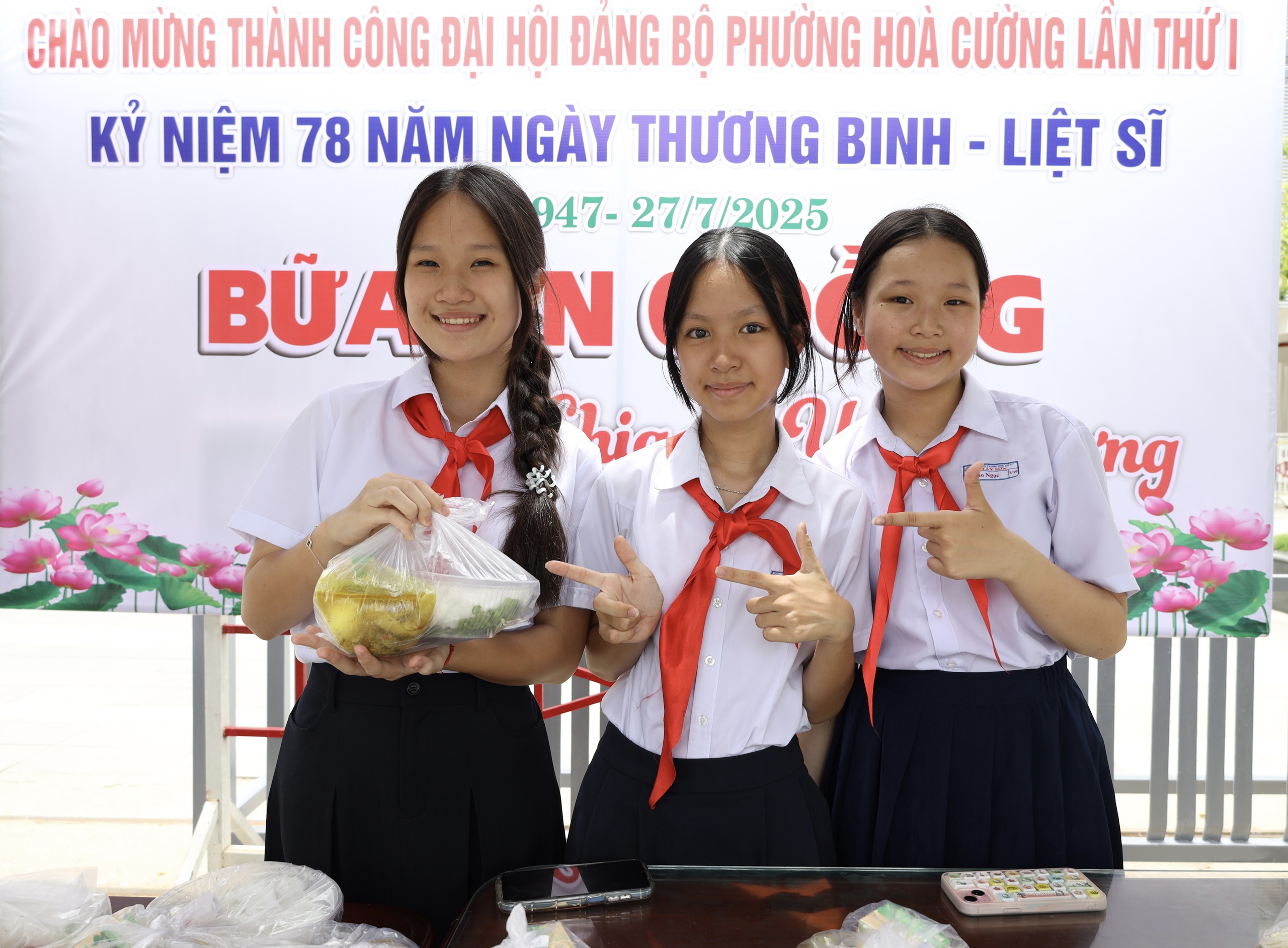 Quán ăn 0 đồng mùa hè: Học sinh nấu hàng trăm suất mì tặng người lao động - Ảnh 7.