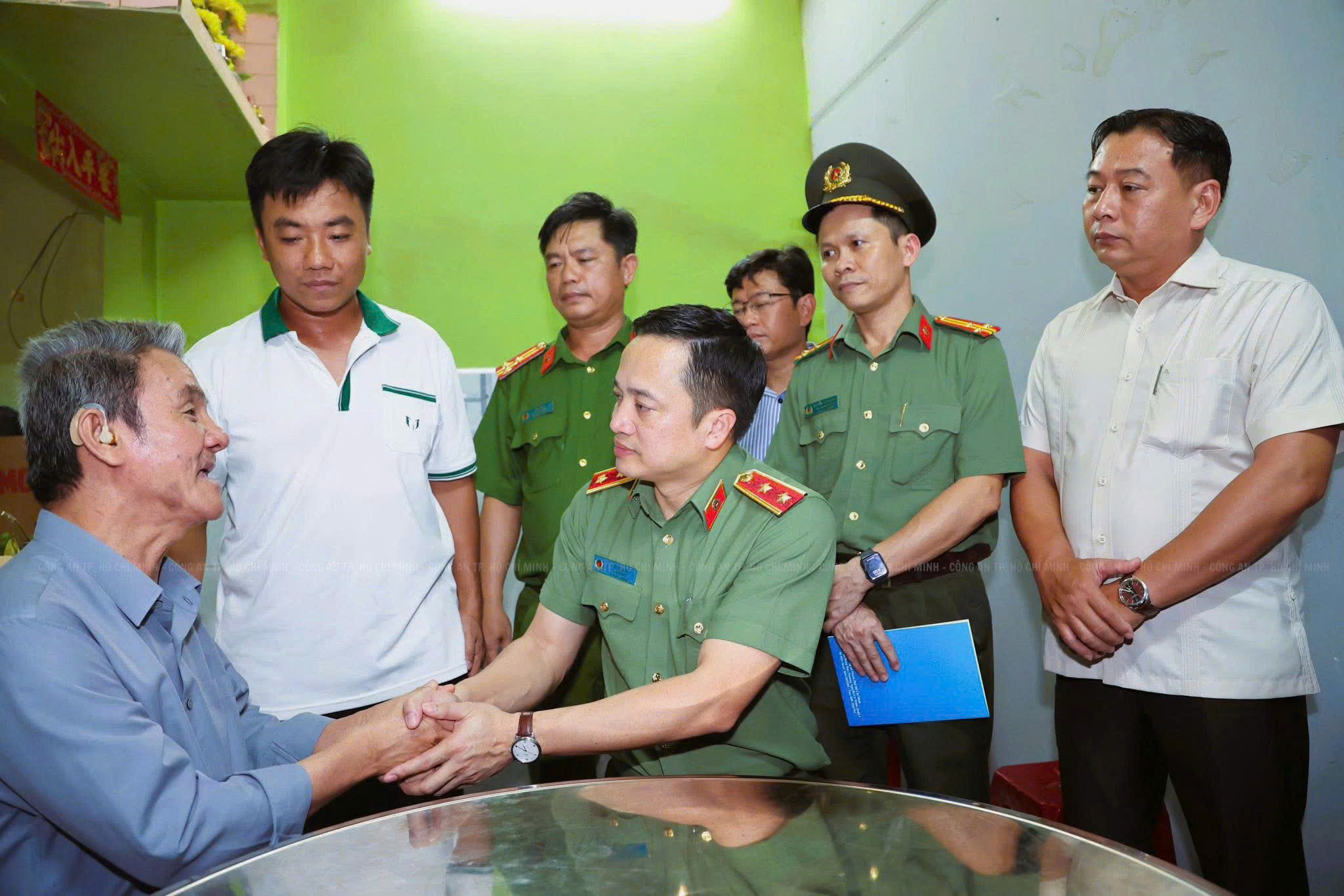 Trung tướng Mai Hoàng, Giám đốc Công an TP.HCM thăm các gia đình chính sách - Ảnh 1.