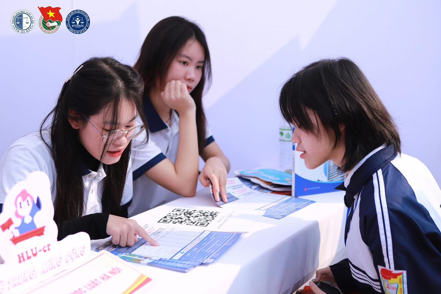 សាកលវិទ្យាល័យច្បាប់ហាណូយ ចាត់ទុកក្រុមប្រឡងជាច្រើន តើពិន្ទុស្តង់ដារខុសគ្នាប៉ុន្មាន? - រូបថត ១. Trường ĐH Luật Hà Nội xét nhiều khối thi, điểm chuẩn chênh nhau thế nào?- Ảnh 1.