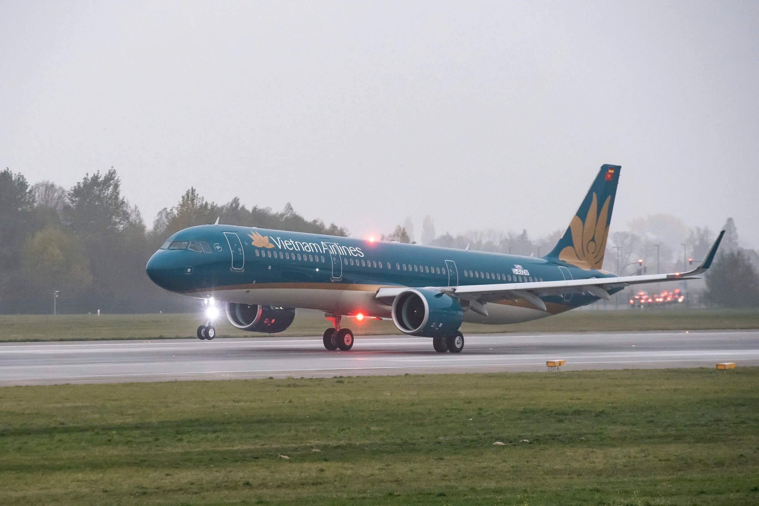 Máy bay Vietnam Airlines hạ cánh khẩn xuống Đà Nẵng cứu hành khách người Hàn Quốc - Ảnh 1. Máy bay Vietnam Airlines hạ cánh khẩn xuống Đà Nẵng cứu hành khách người Hàn Quốc - Ảnh 1.