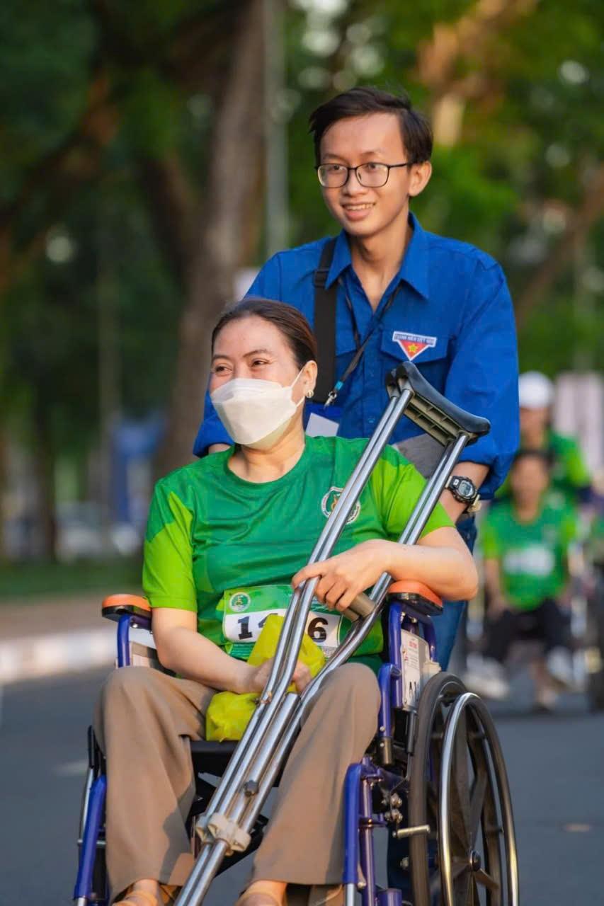 छात्र चुपचाप कैन थो के हृदय में दया का बीज बोता है - फोटो 2. Chàng sinh viên lặng lẽ 'gieo mầm' tử tế giữa lòng Cần Thơ- Ảnh 2.