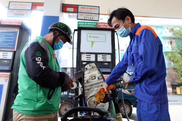 Giá xăng dầu hôm nay 25.7.2025: Xăng sinh học E10 được bán bao nhiêu đồng một lít? Giá xăng dầu hôm nay 25.7.2025: Xăng sinh học E10 được bán bao nhiêu đồng một lít?