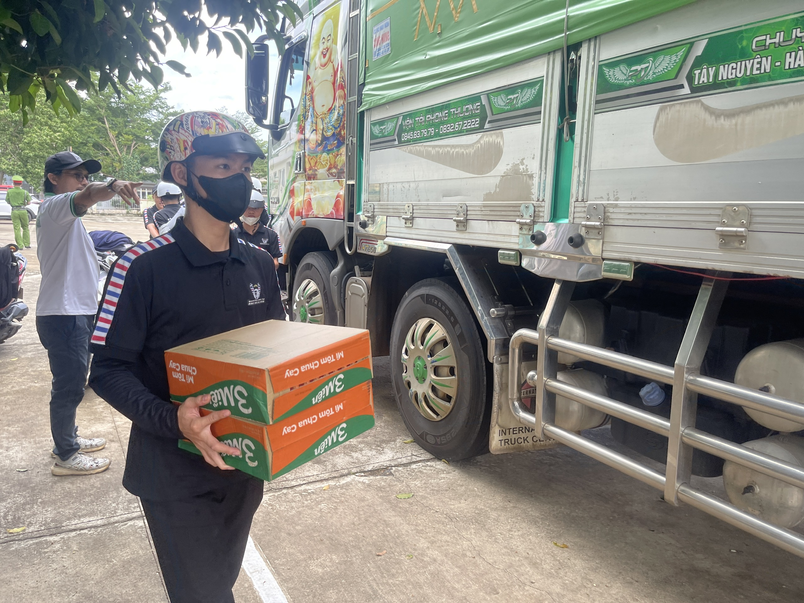 “Chuyến xe 0 đồng” gửi yêu thương đến bà con vùng lũ Nghệ An- Ảnh 2.