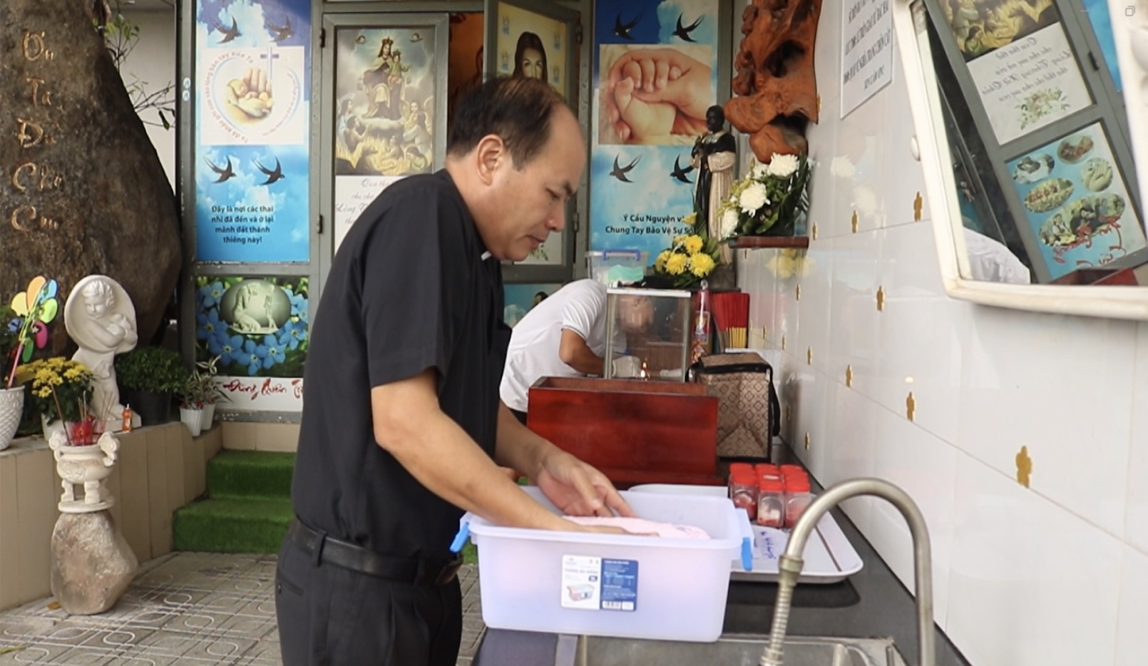 Linh mục 14 năm lặng thầm cưu mang sự sống - Ảnh 2.